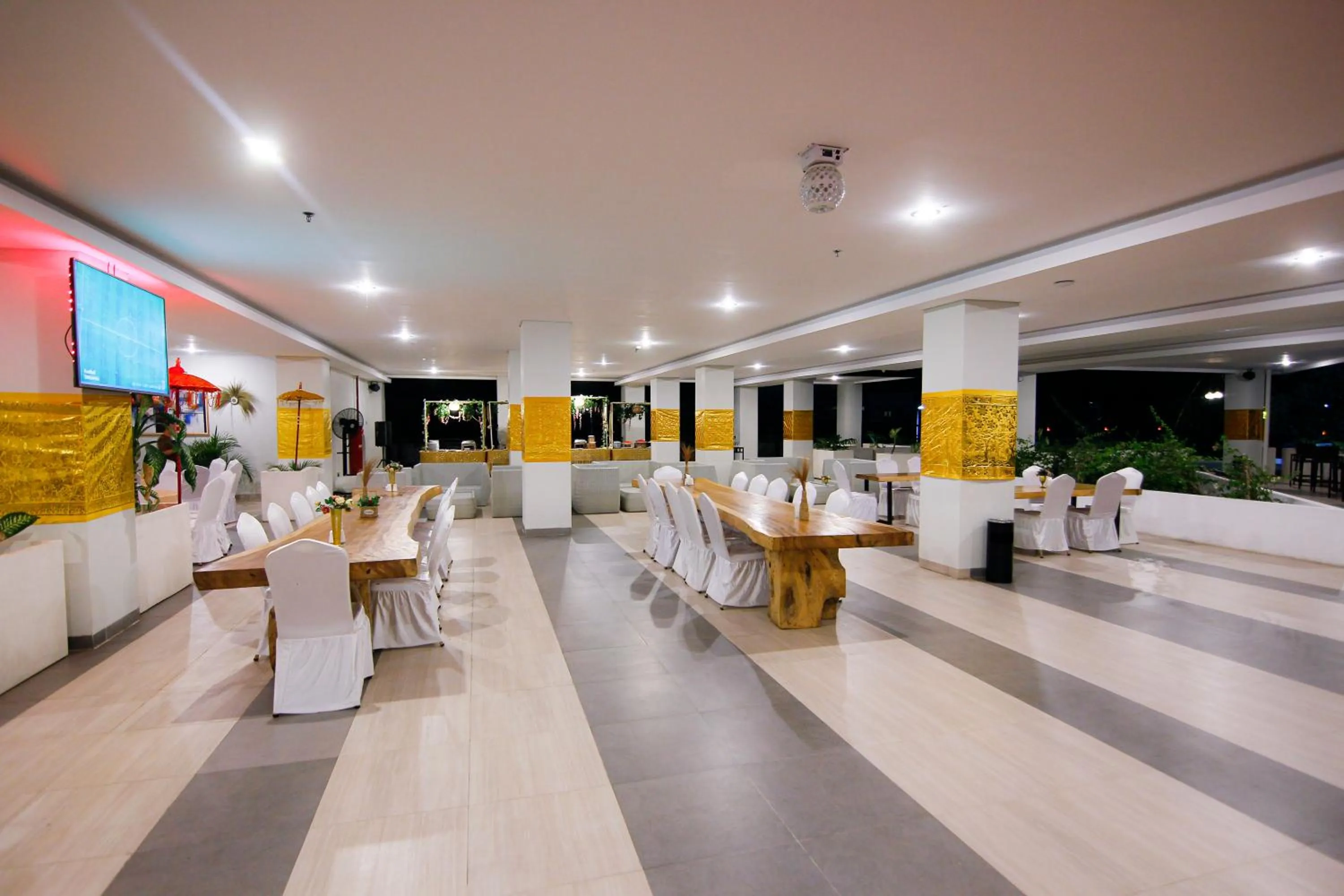 Restaurant/places to eat in Raja Hotel Kuta Mandalika Resort & Convention