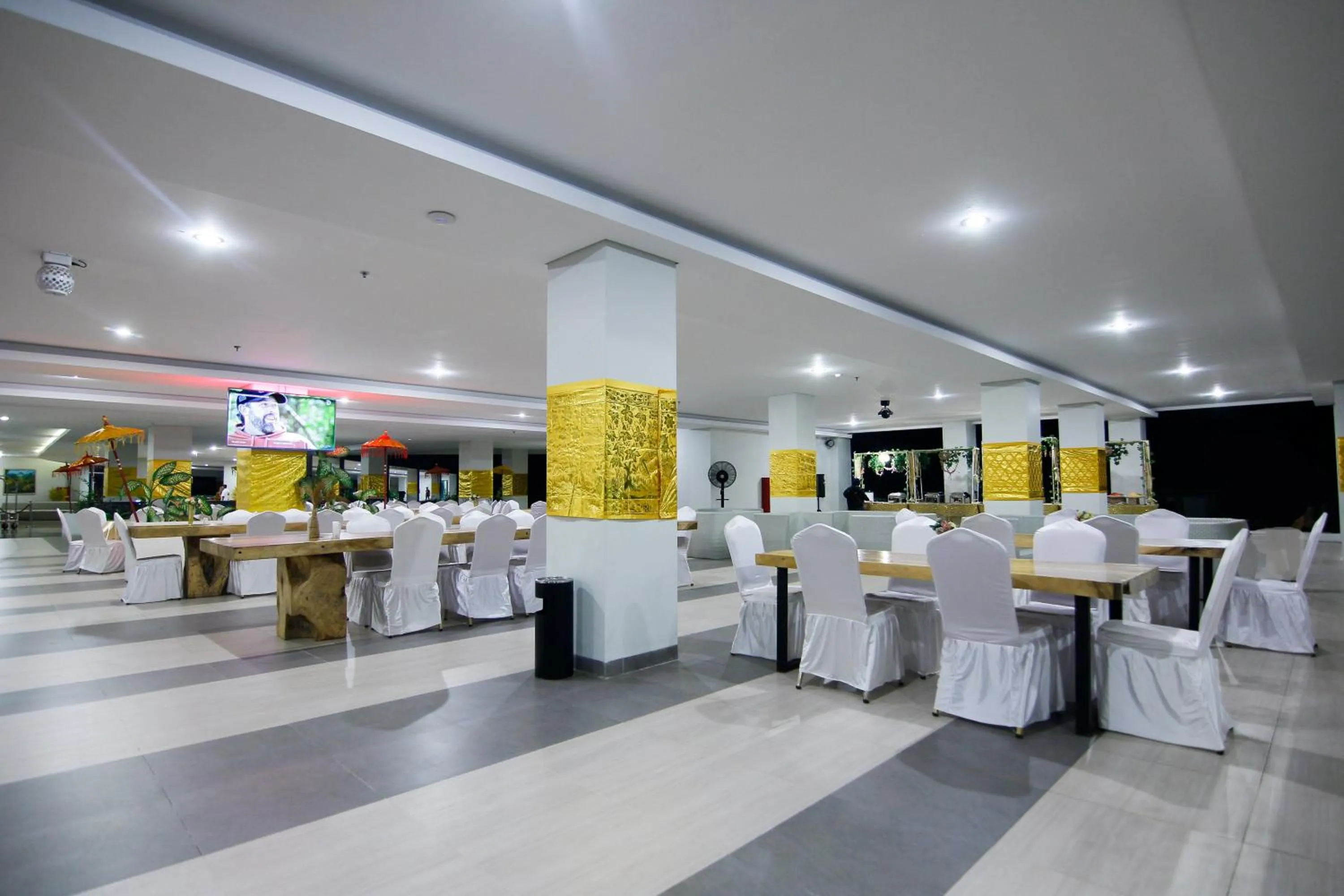 Restaurant/places to eat in Raja Hotel Kuta Mandalika Resort & Convention