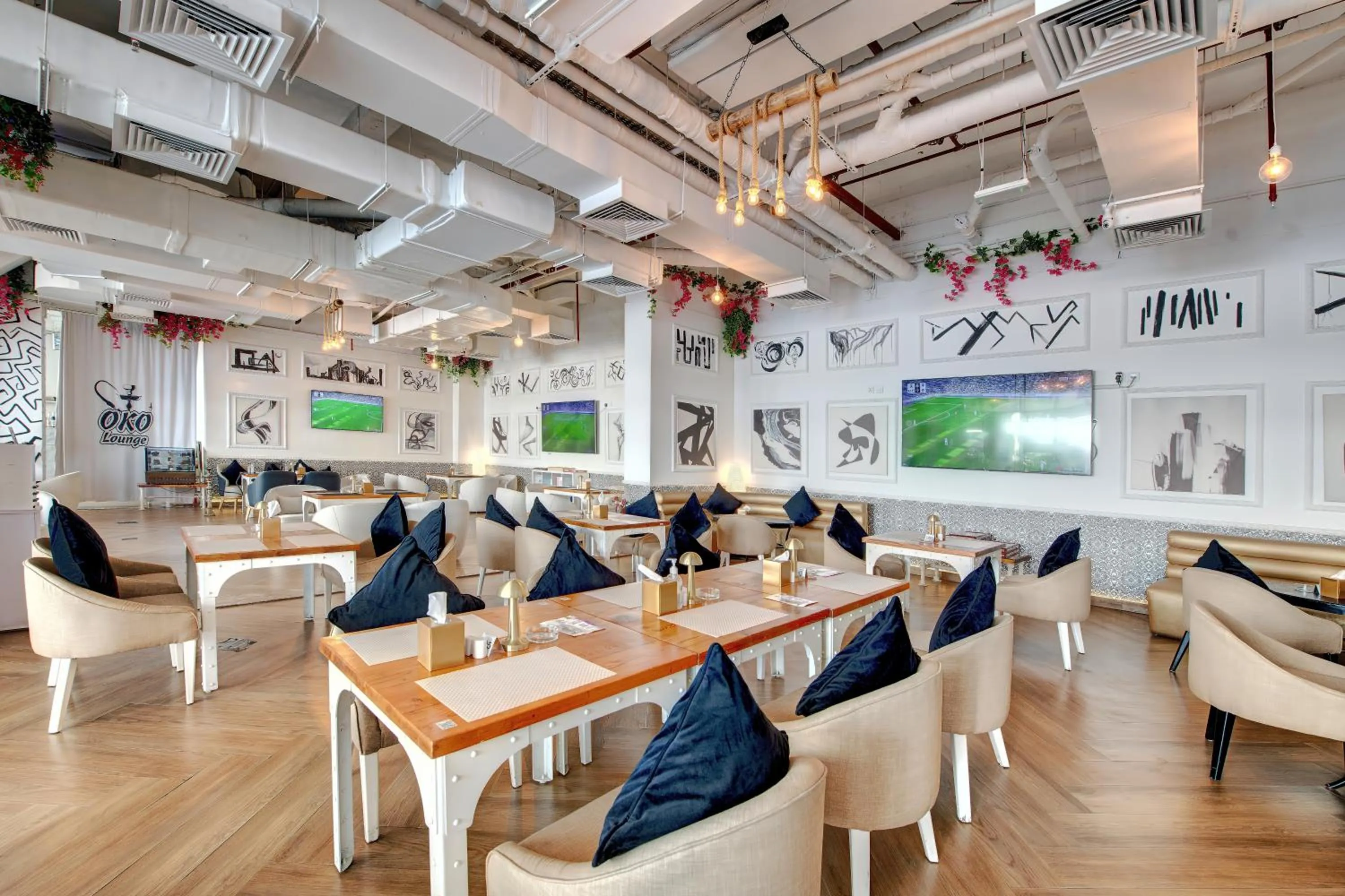 Restaurant/places to eat in Royal Regency Suites Marina