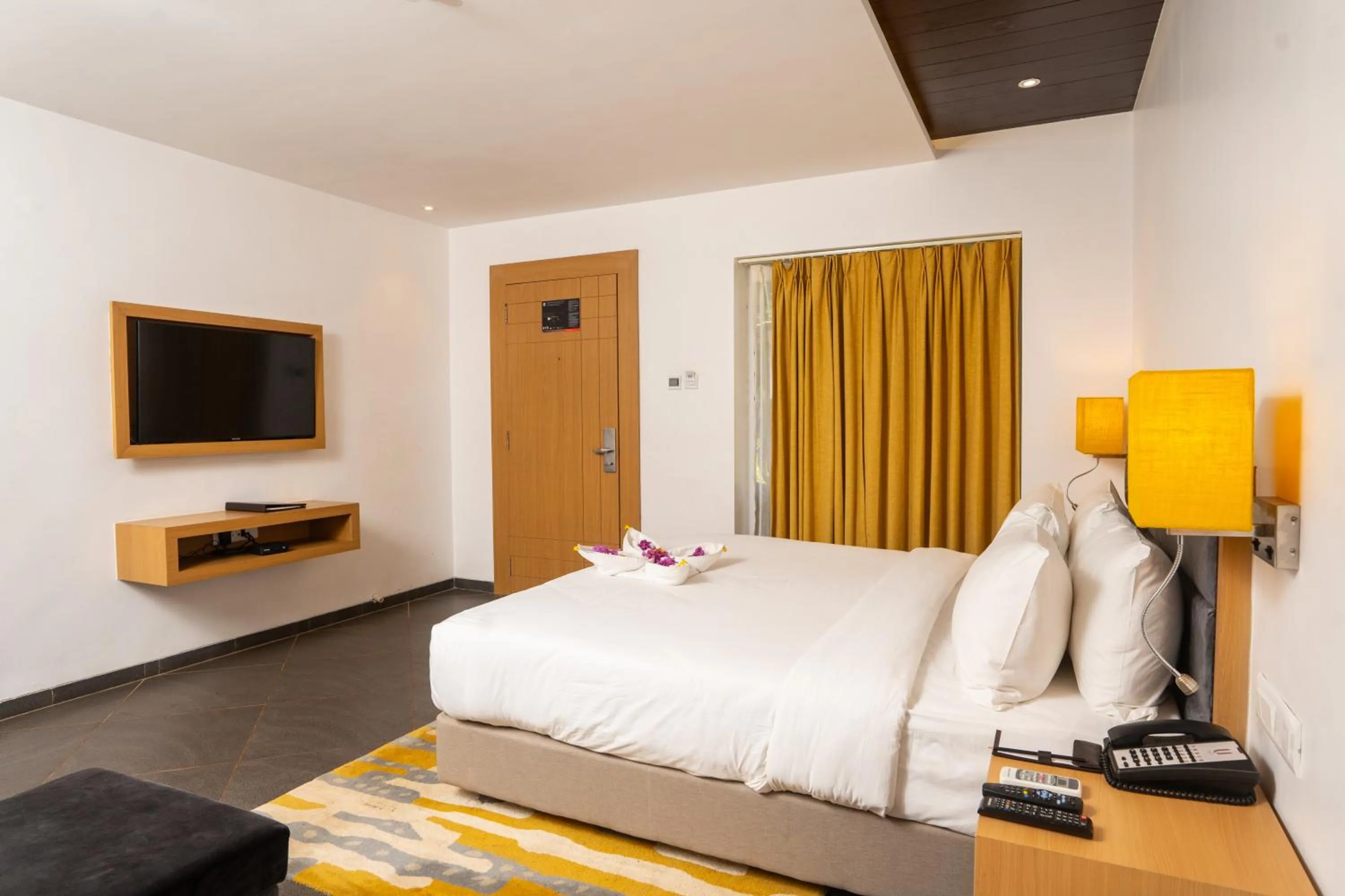 TV and multimedia, Bed in U Rivergate Resort & Spa, Karjat