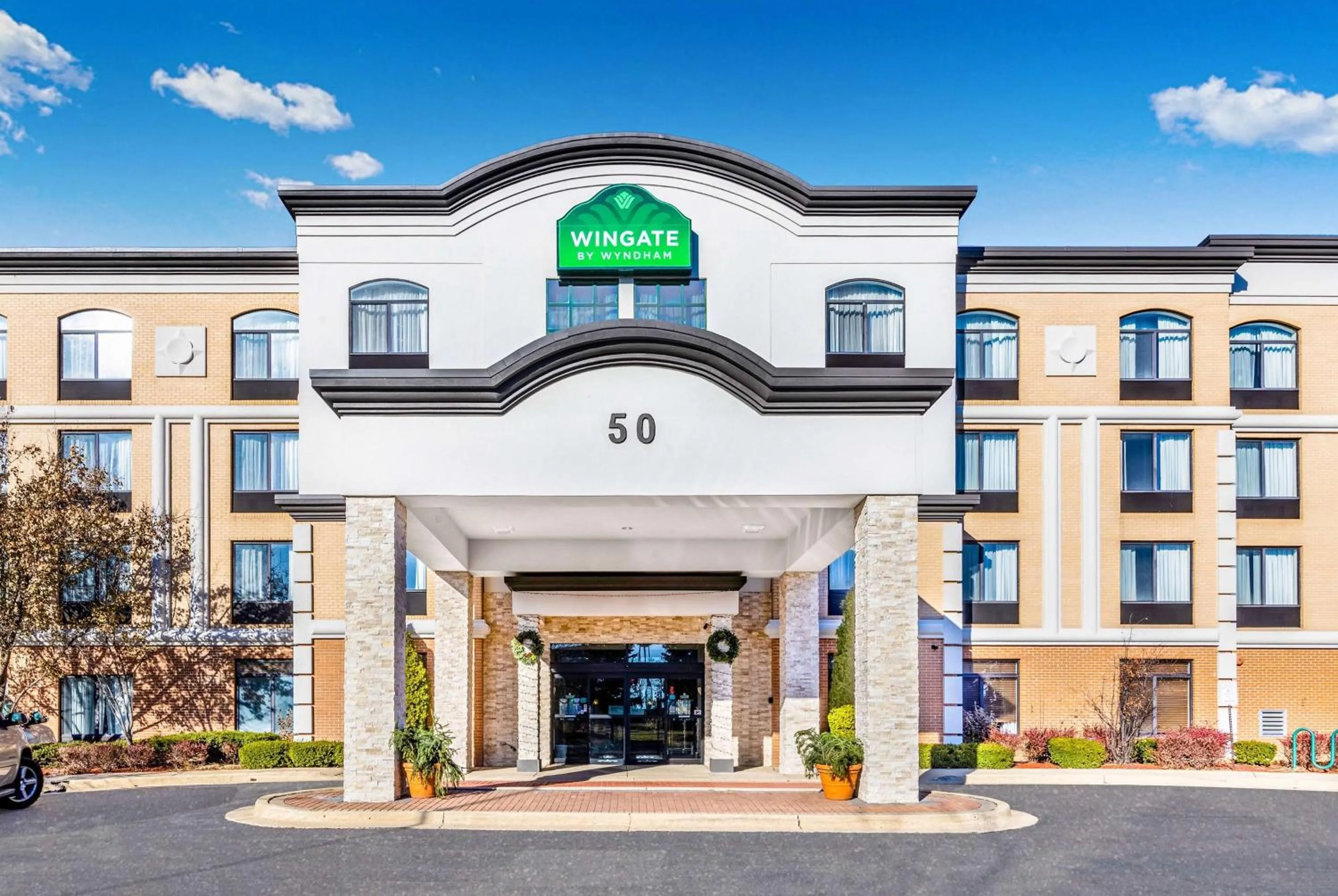 Property building in Wingate by Wyndham Chicago Schaumburg