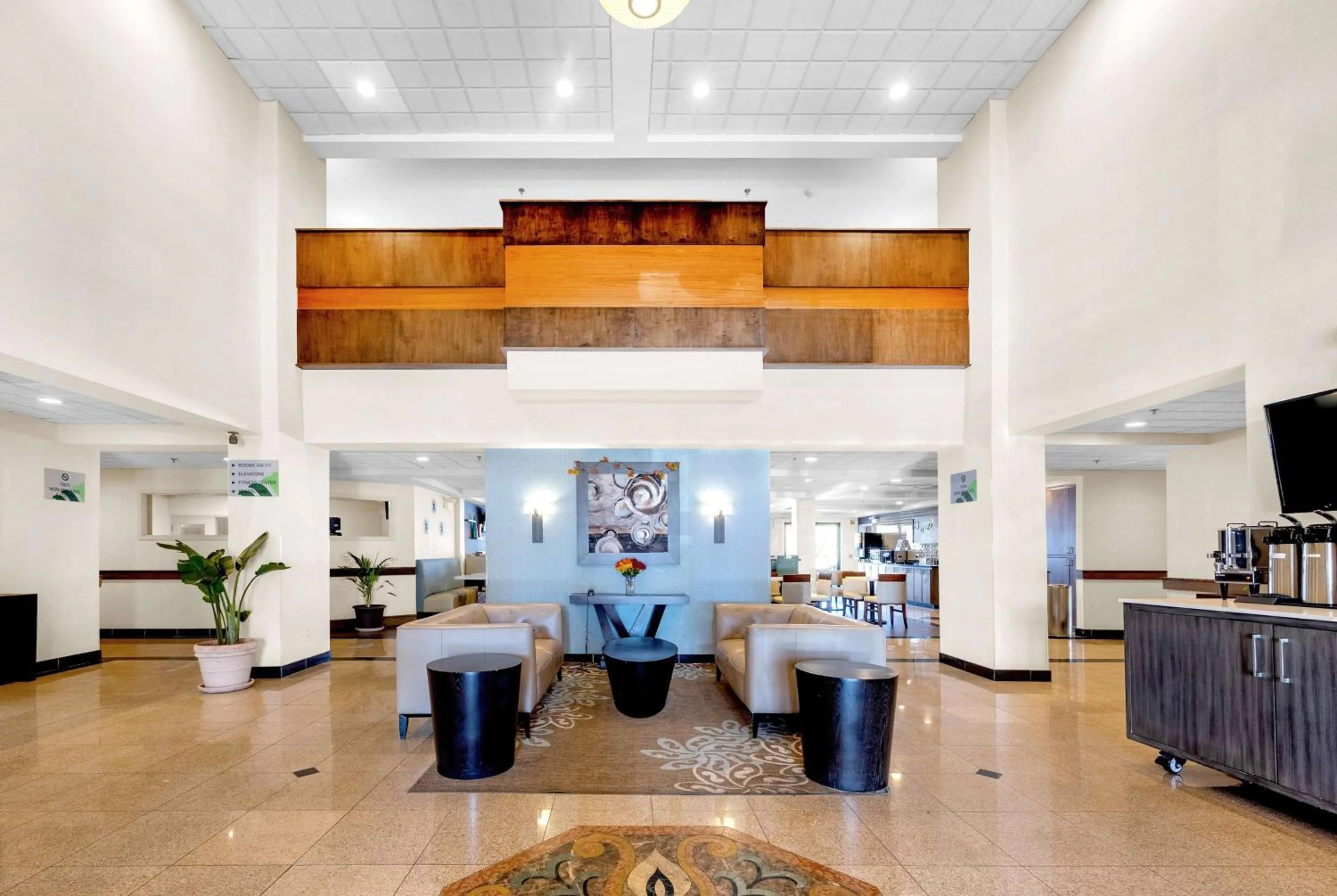 Lobby or reception in Wingate by Wyndham Chicago Schaumburg