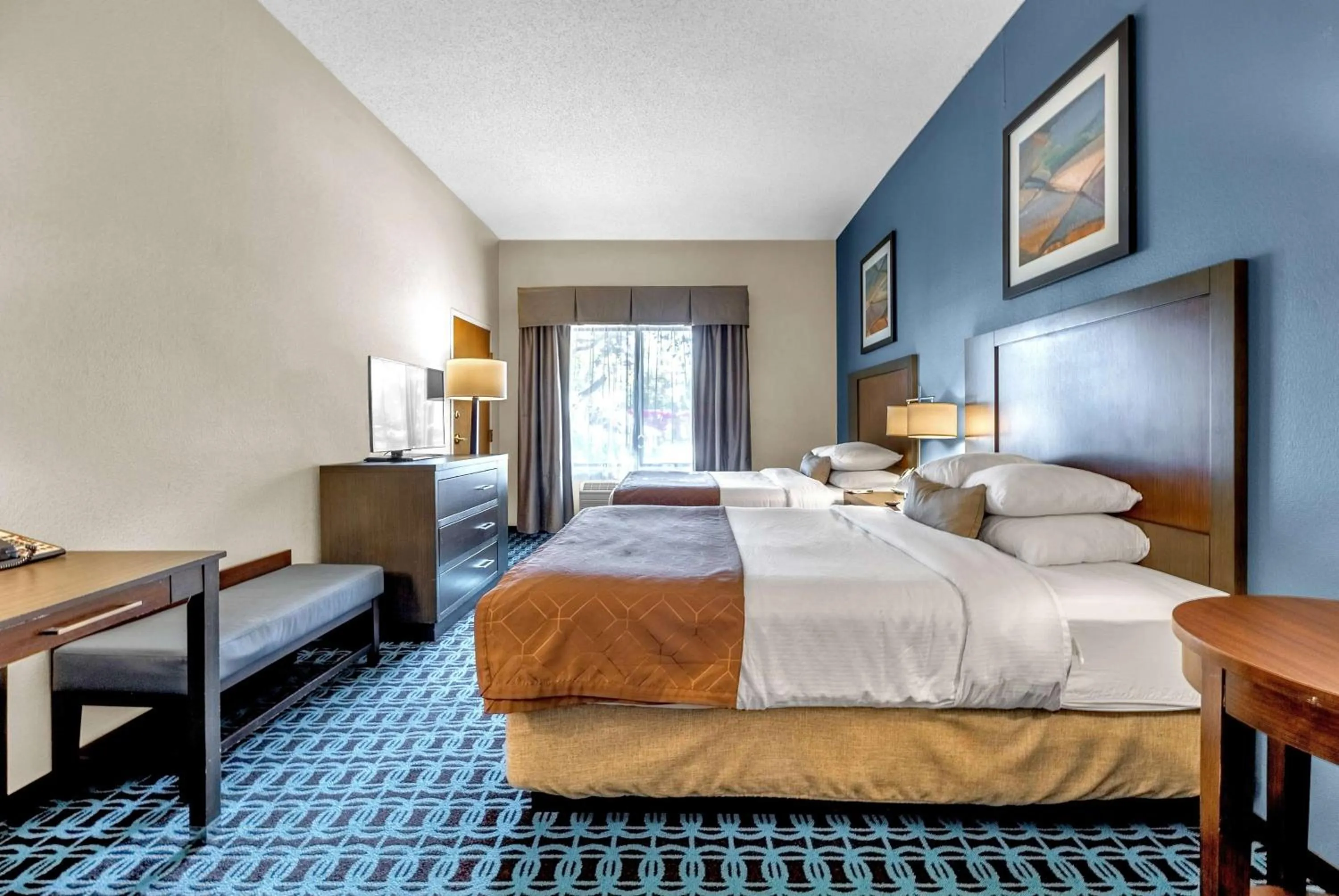 Photo of the whole room, Bed in Wingate by Wyndham Chicago Schaumburg