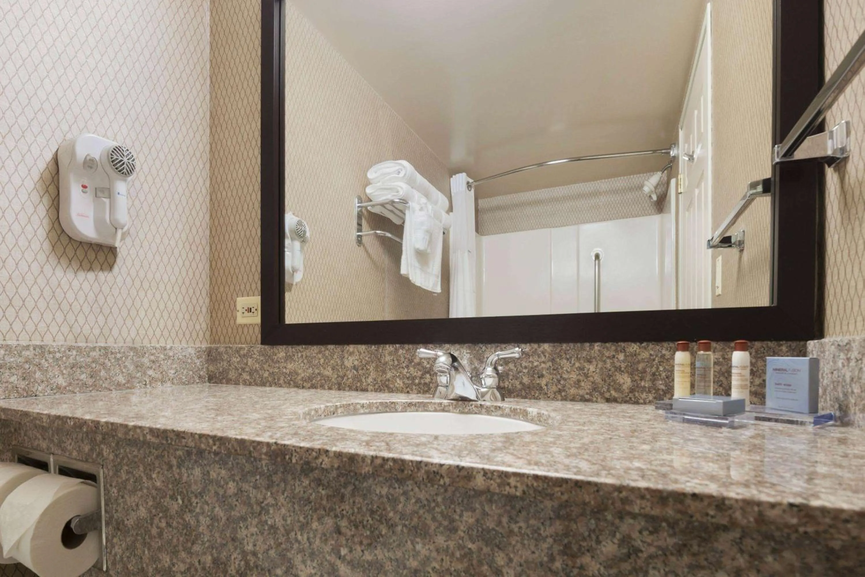 Photo of the whole room in Wingate by Wyndham Chicago Schaumburg