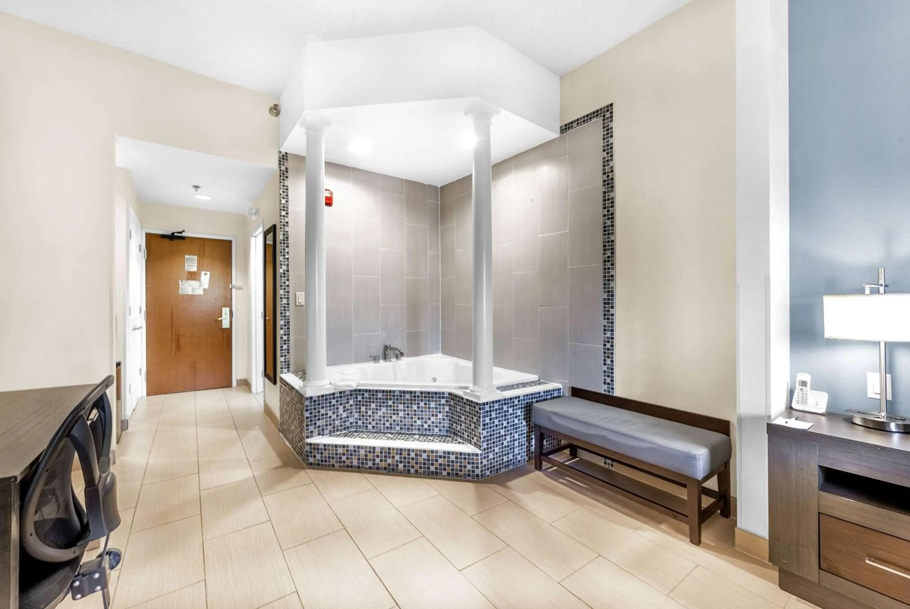 Photo of the whole room, Bed in Wingate by Wyndham Chicago Schaumburg