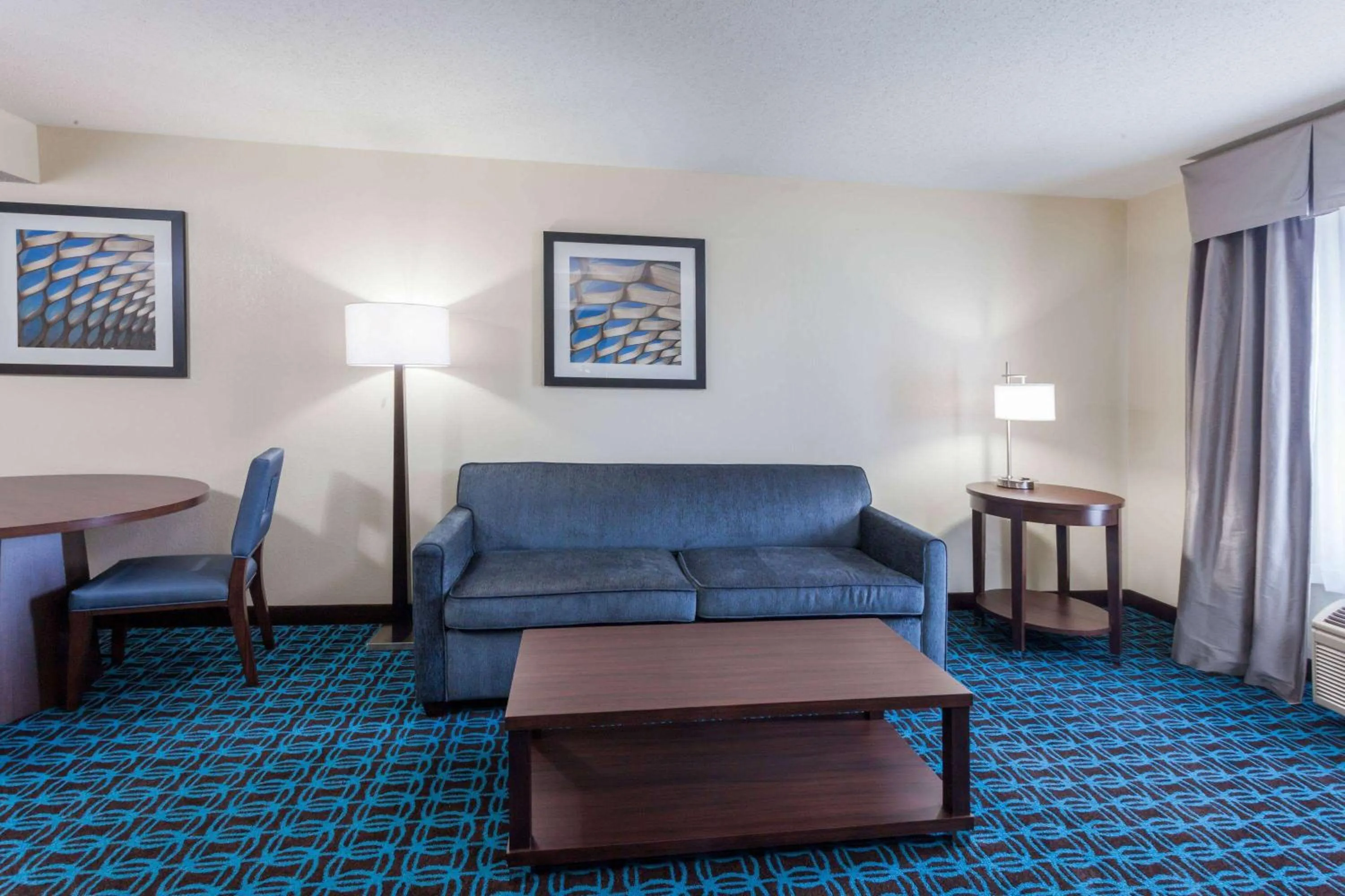 Photo of the whole room in Wingate by Wyndham Chicago Schaumburg