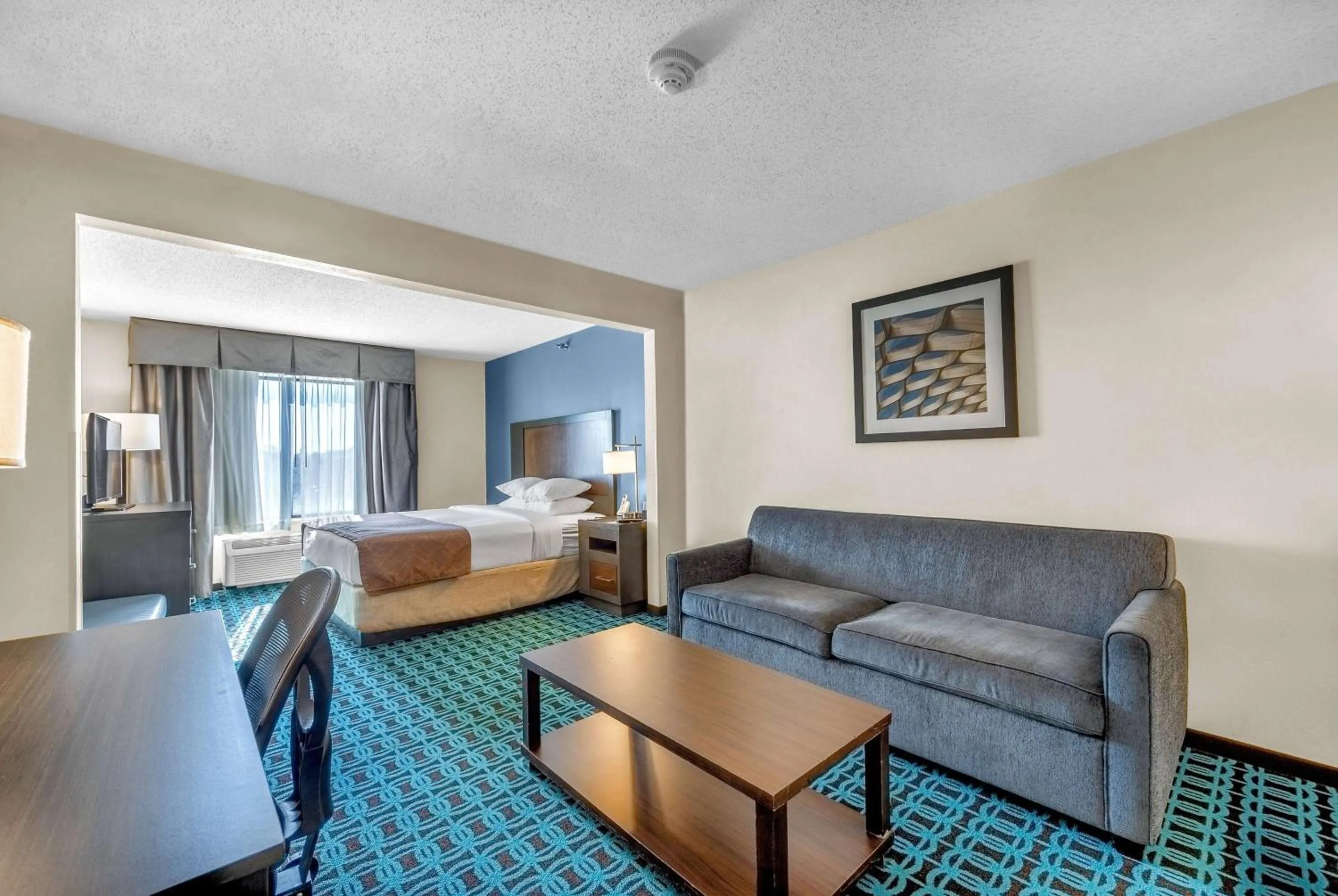 Photo of the whole room, Bed in Wingate by Wyndham Chicago Schaumburg