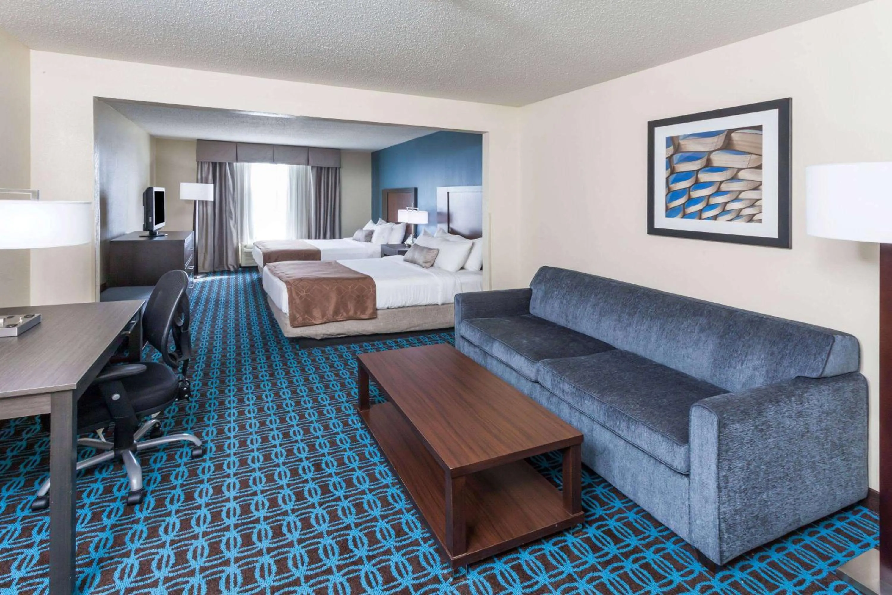 Photo of the whole room, Bed in Wingate by Wyndham Chicago Schaumburg