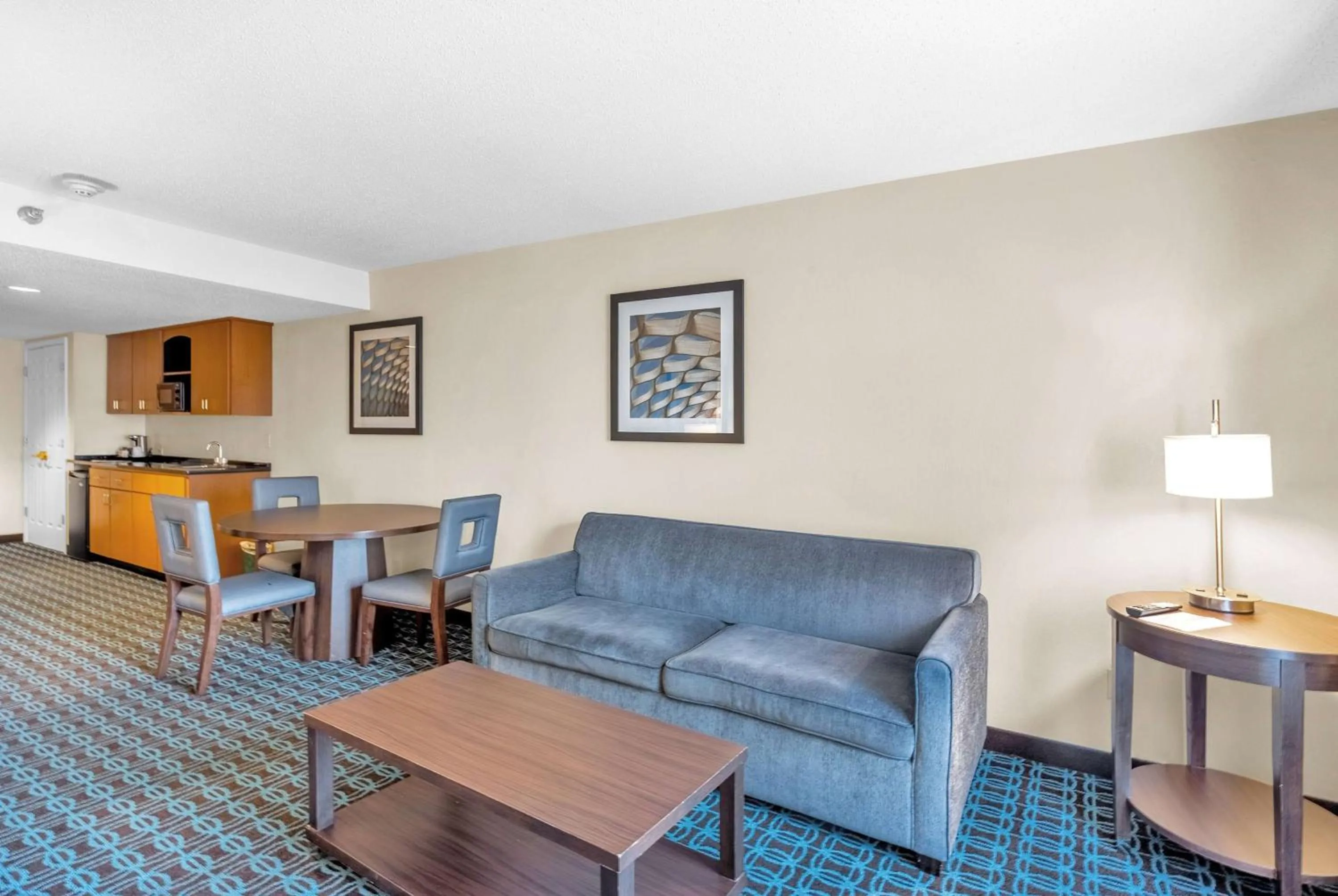 Bed in Wingate by Wyndham Chicago Schaumburg