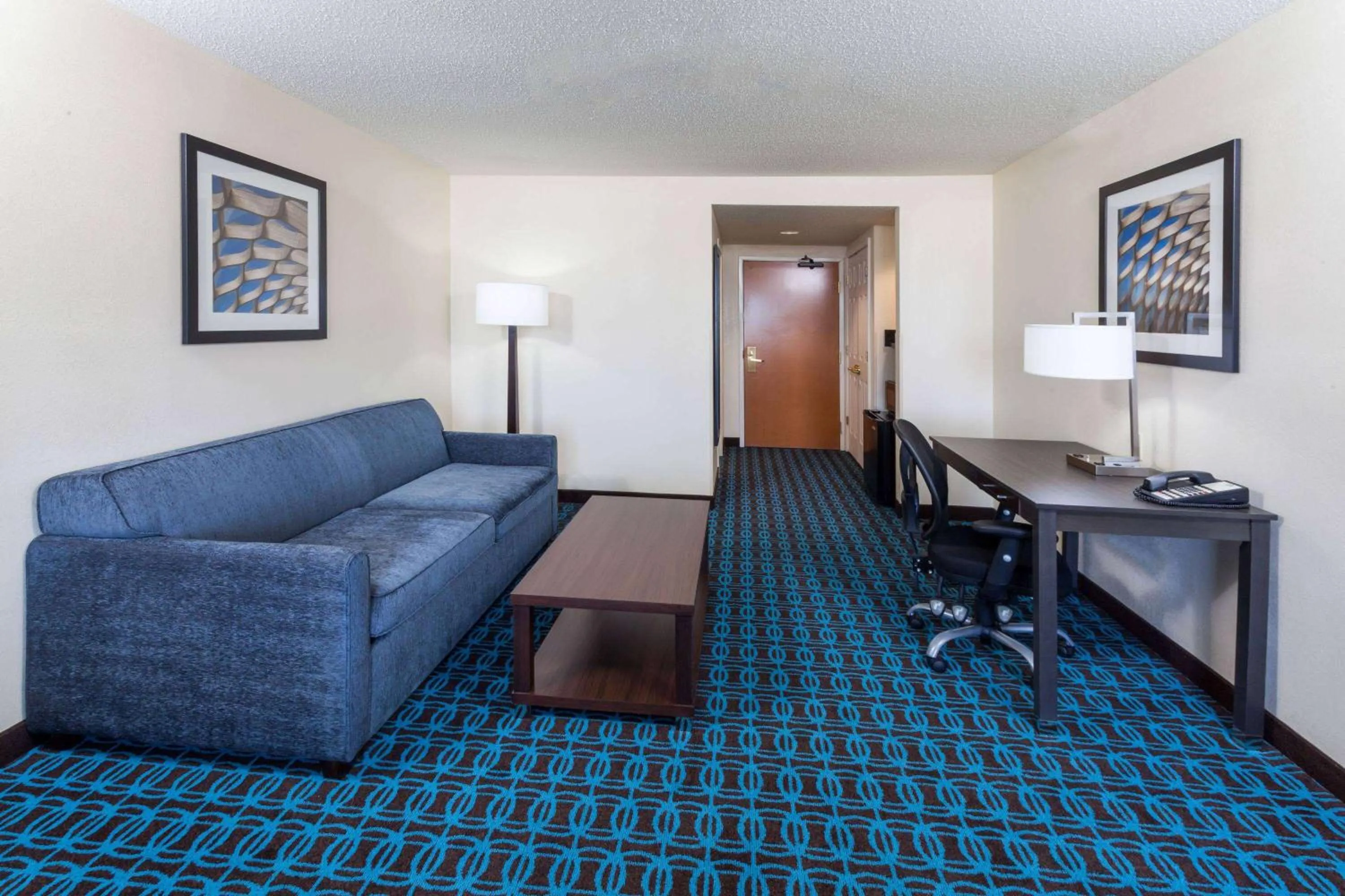 Photo of the whole room in Wingate by Wyndham Chicago Schaumburg