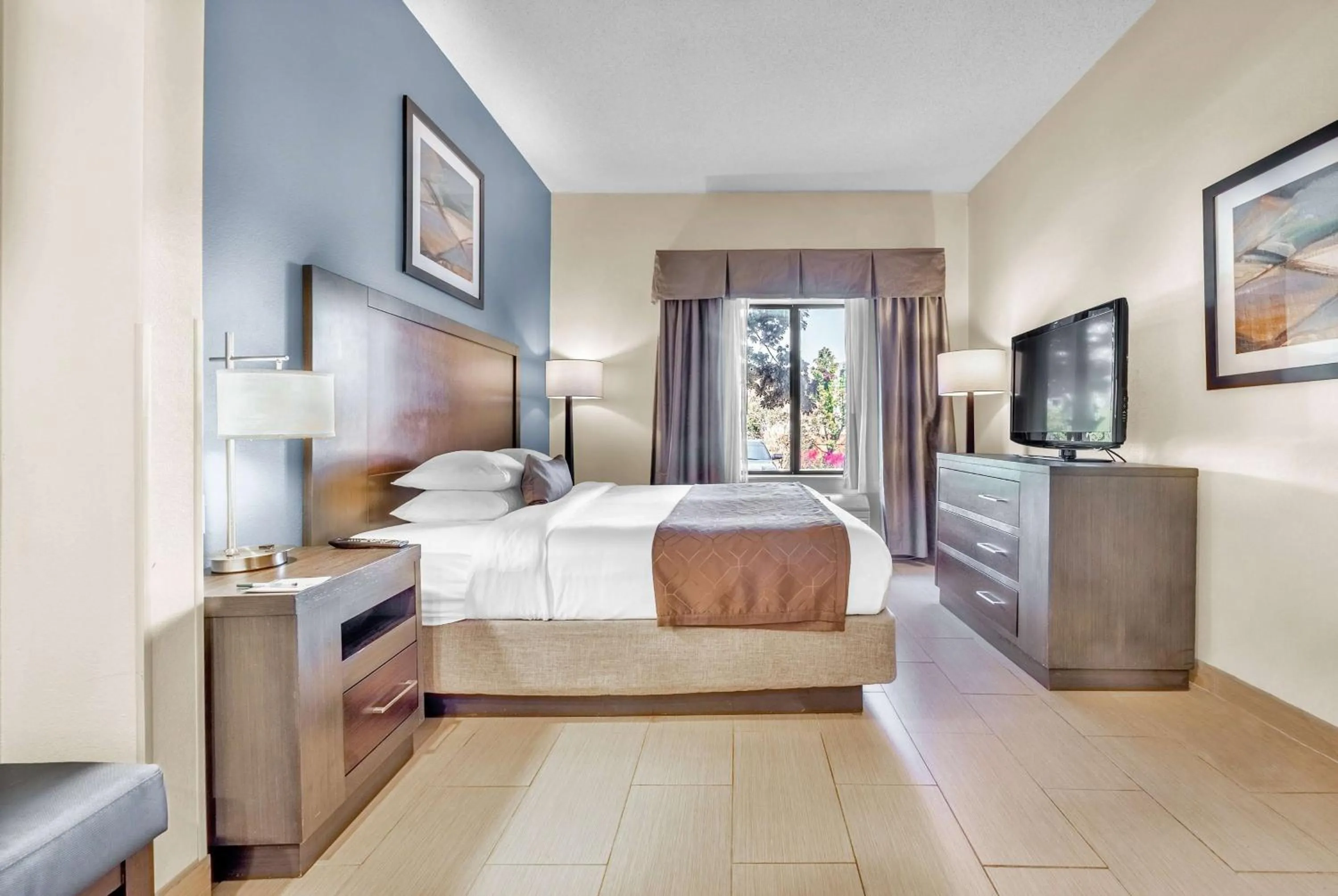 Bed in Wingate by Wyndham Chicago Schaumburg