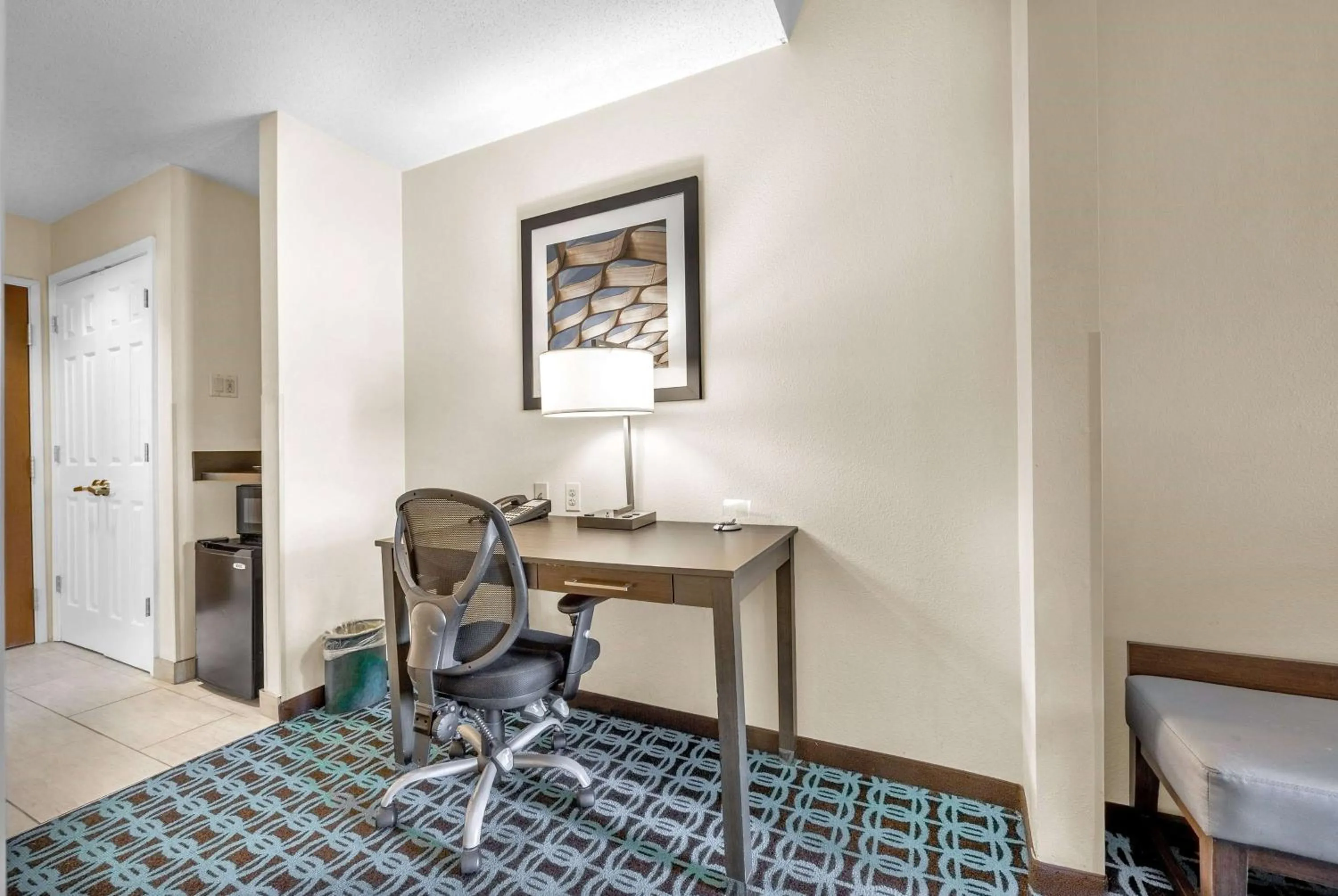 Photo of the whole room in Wingate by Wyndham Chicago Schaumburg