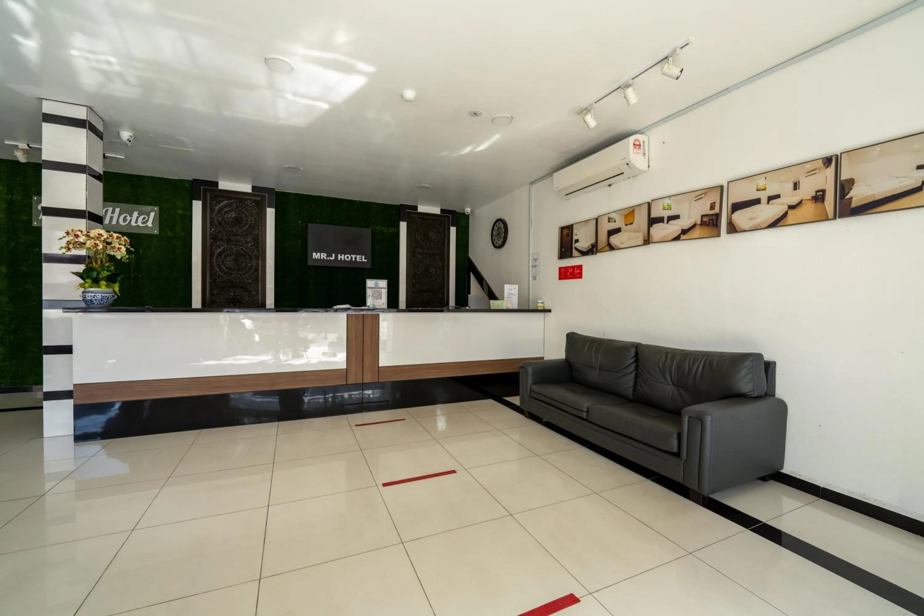 Property building in Mary J Hotel Family 10 pax room