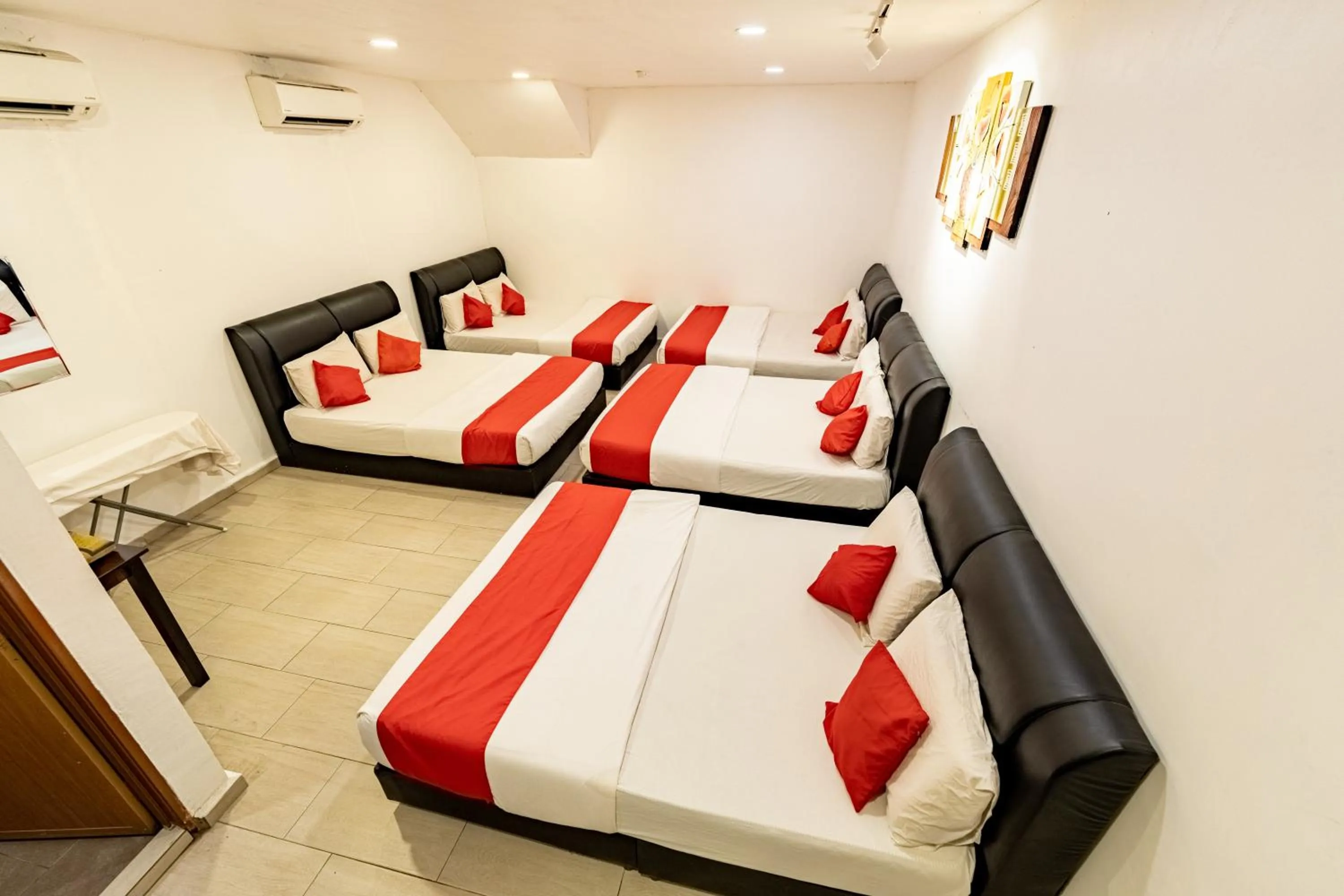 Property building, Bed in Mary J Hotel Family 10 pax room