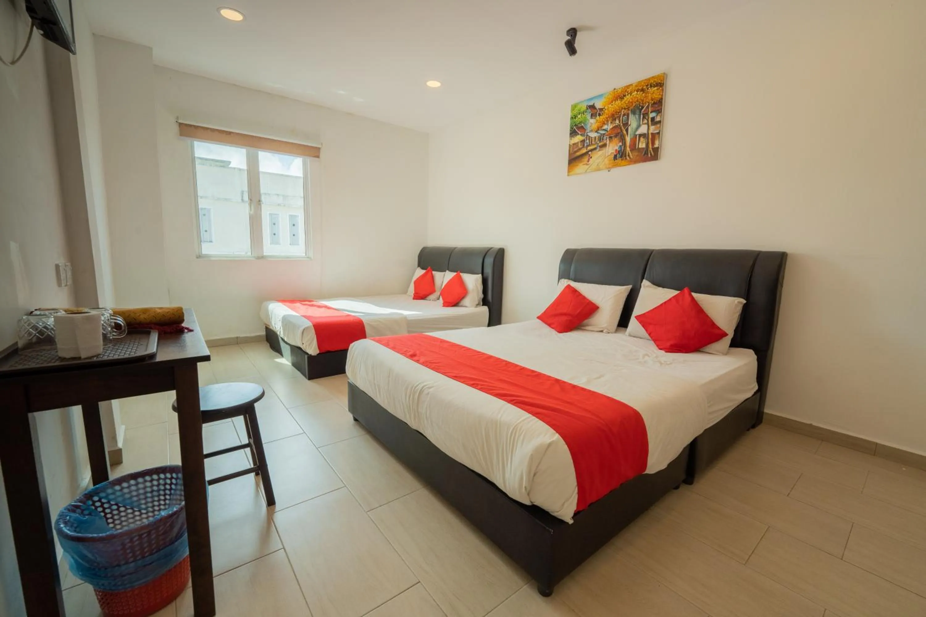 Property building, Bed in Mary J Hotel Family 10 pax room