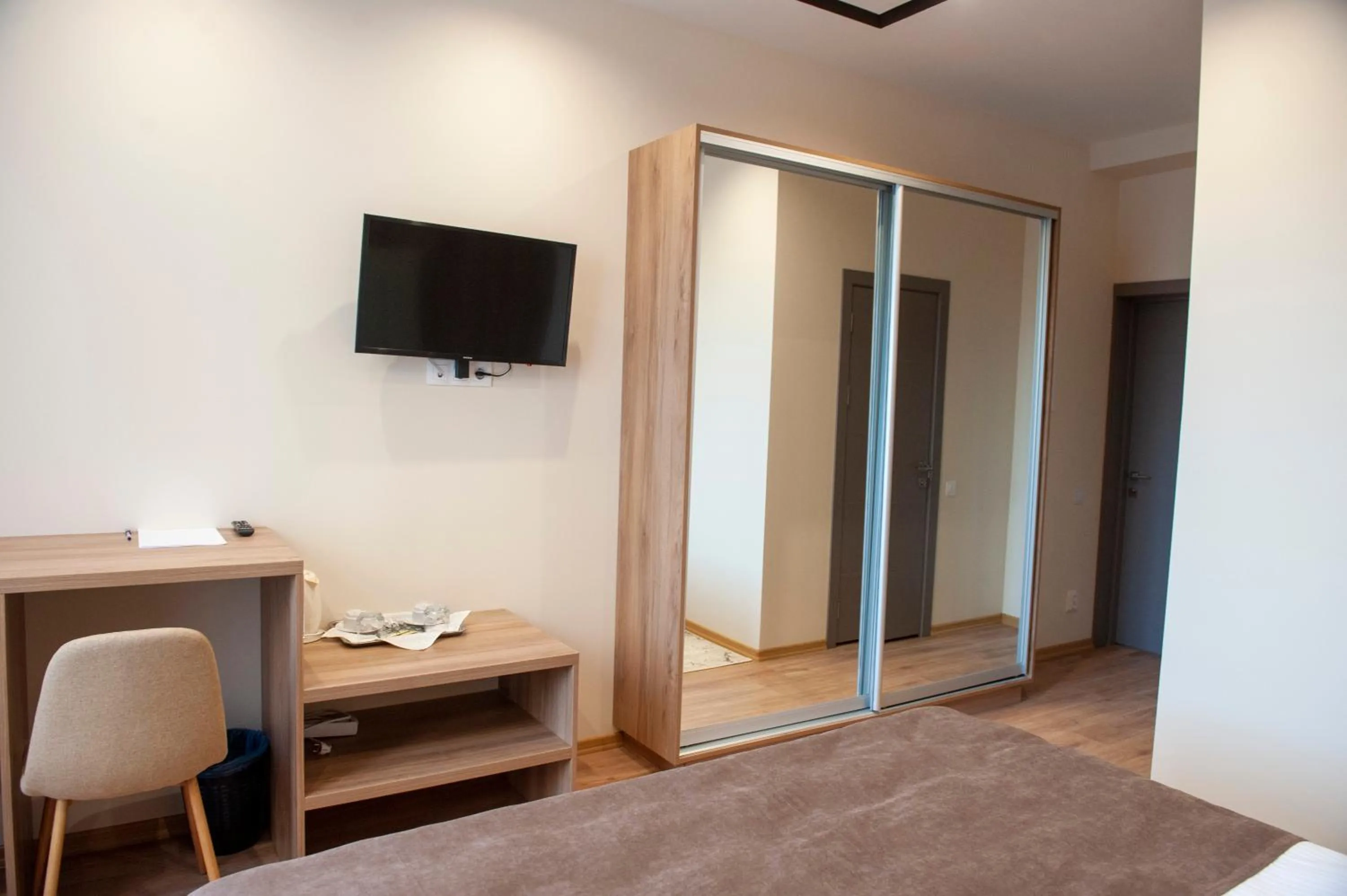 Communal lounge/ TV room, Bed in Lotus Hotel Chisinau