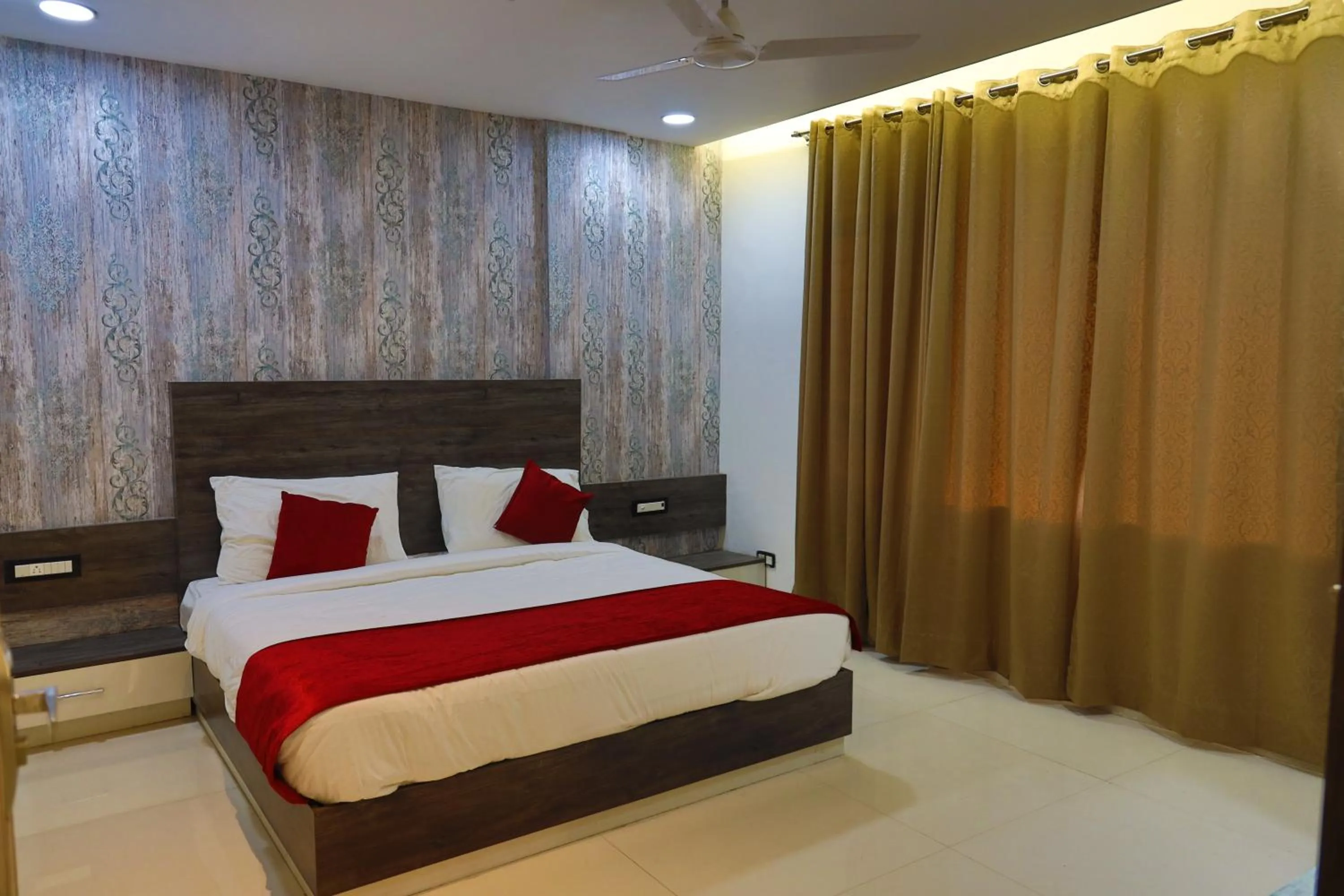 Bedroom, Bed in HOTEL GOLDEN LEAF