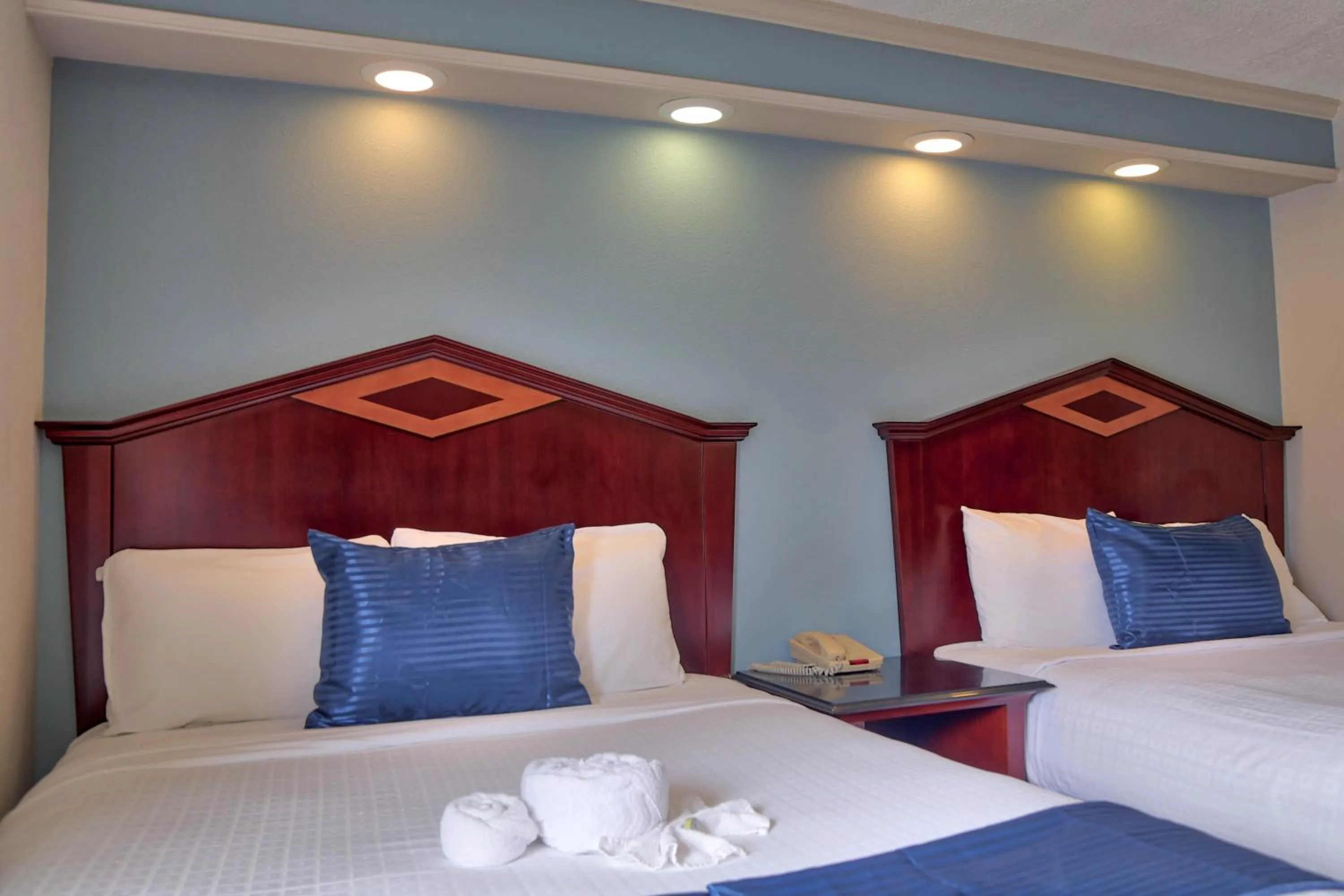 Photo of the whole room, Bed in Destiny Palms Hotel Maingate West