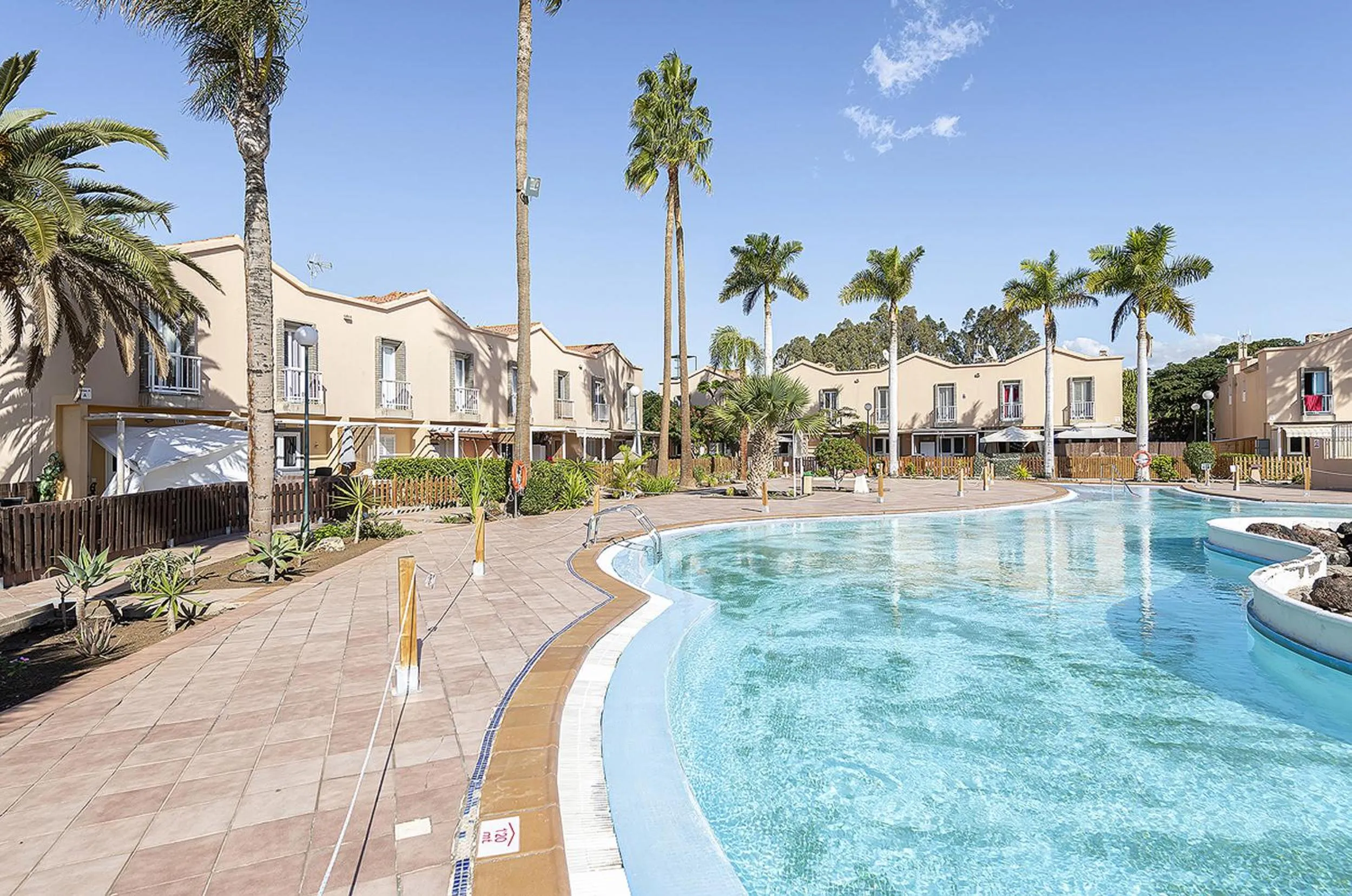 Swimming pool in Villetta Green oasis club