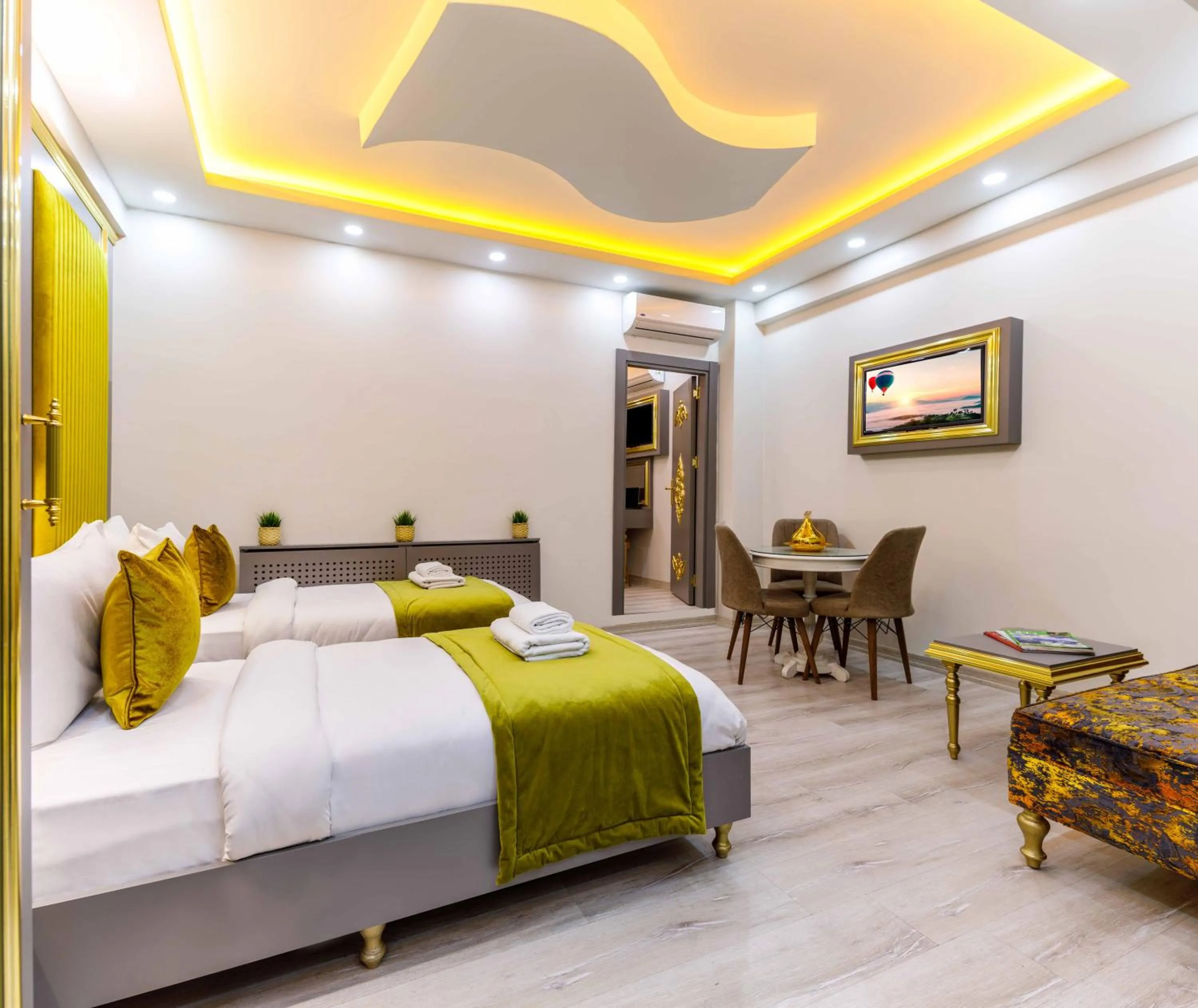 Seating area, Bed in Santa Rio Taxim