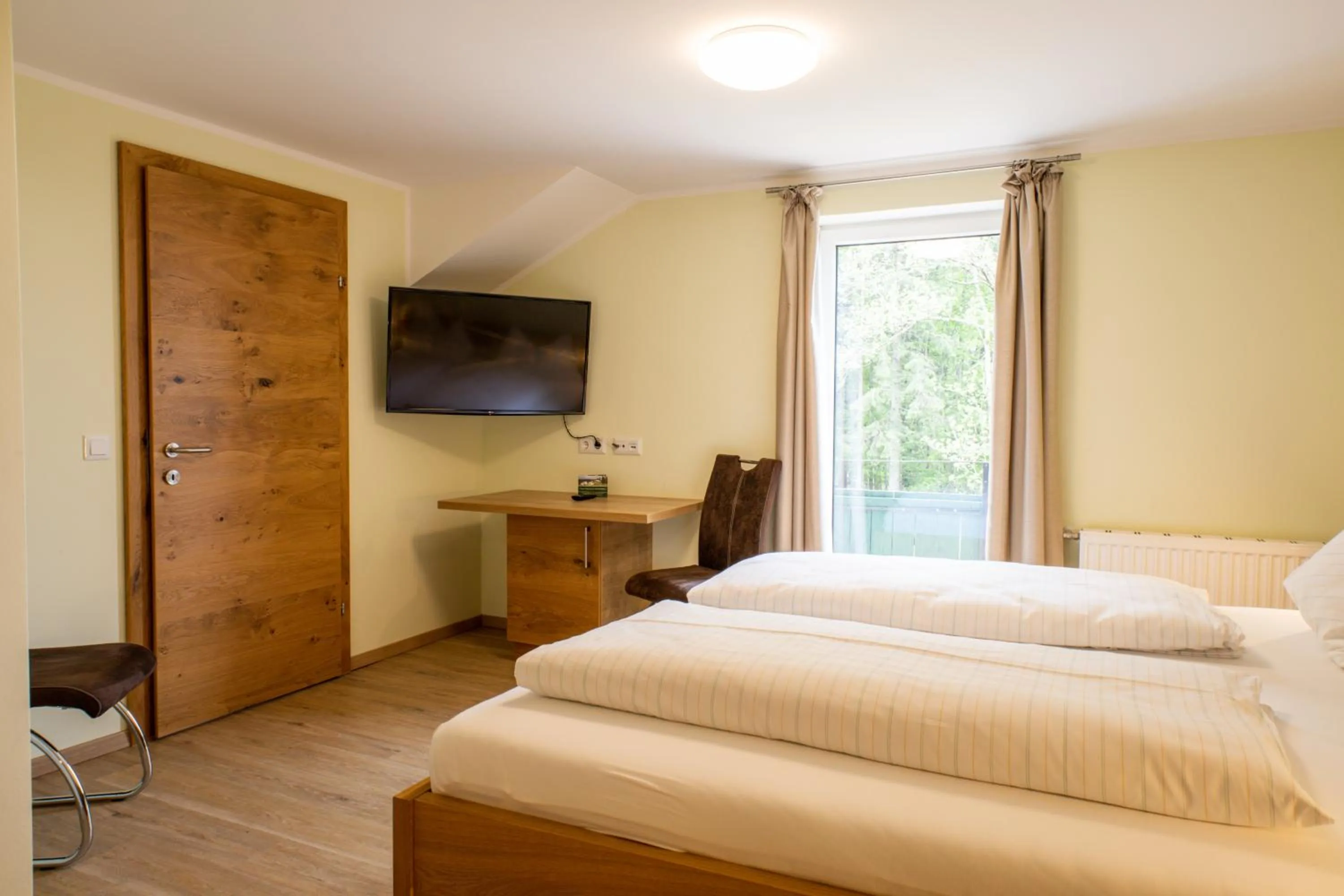 Communal lounge/ TV room, Bed in Gasthof Dreiländereck