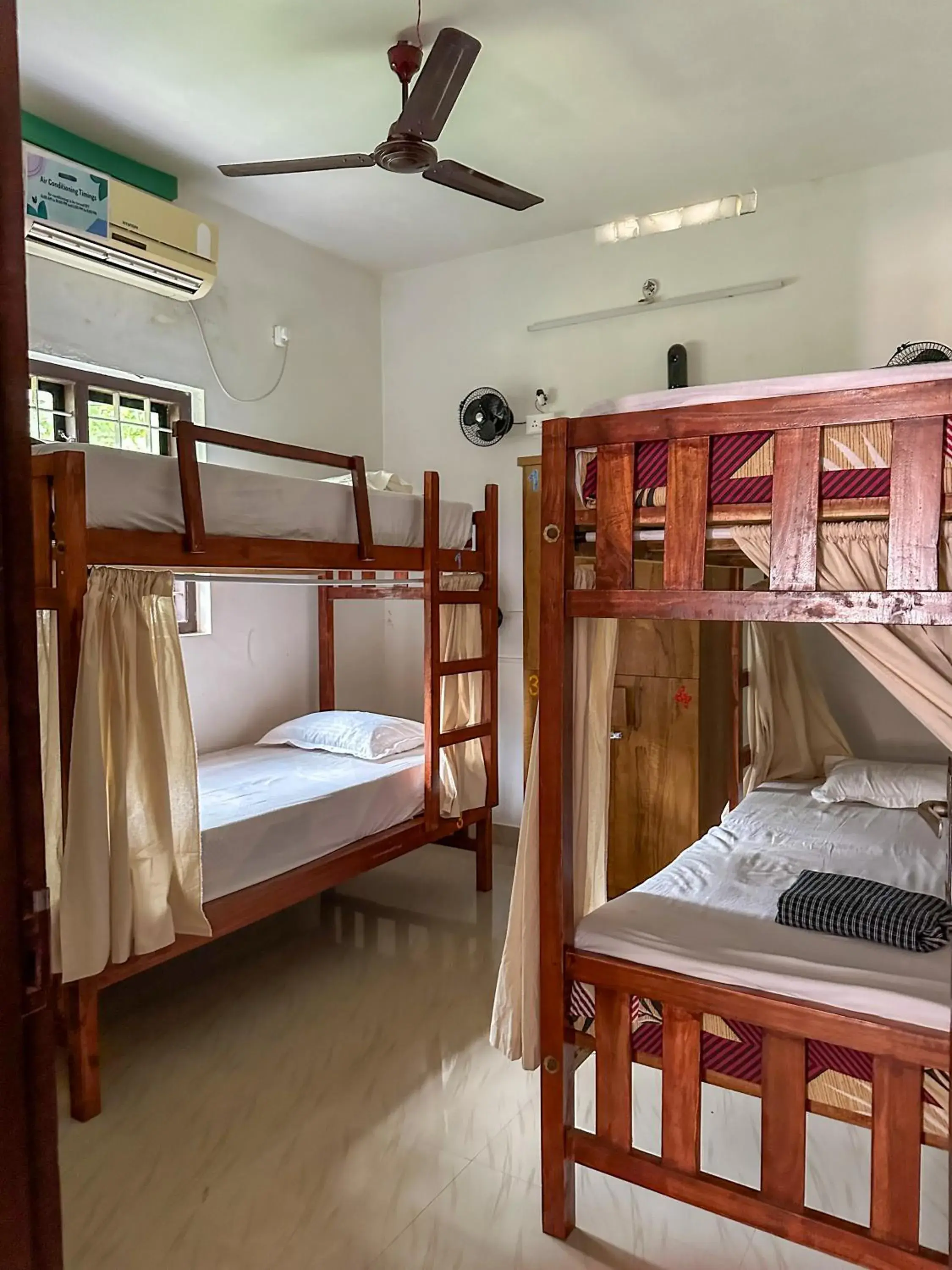 Bed in 8-Bed Mixed Dormitory Room in Molly's Hostel Bed in 8-Bed Mixed Dormitory Room in Molly's Hostel