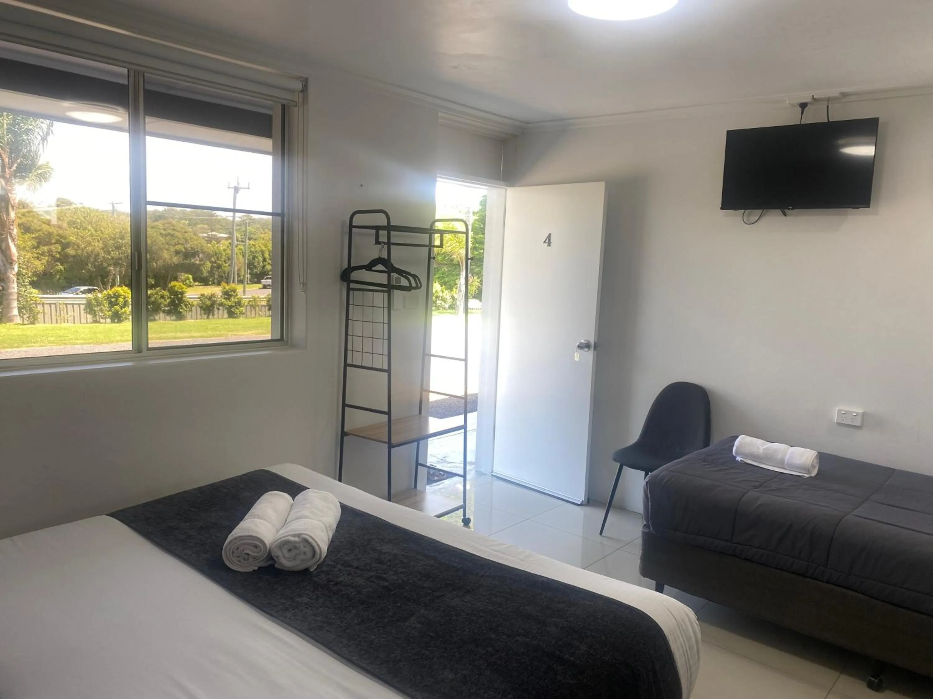 Bed in The Seaview Tavern Motel