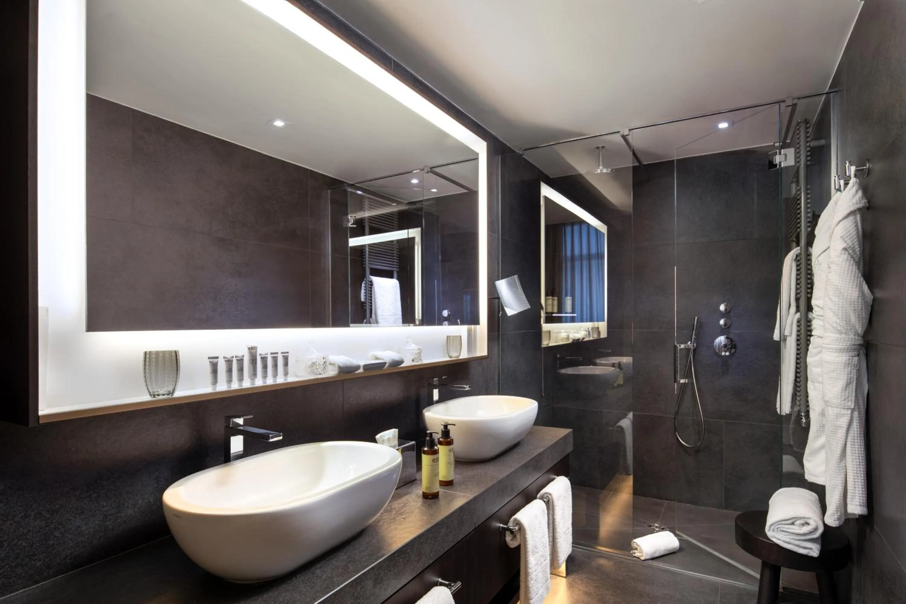 Shower in ME Milan Il Duca