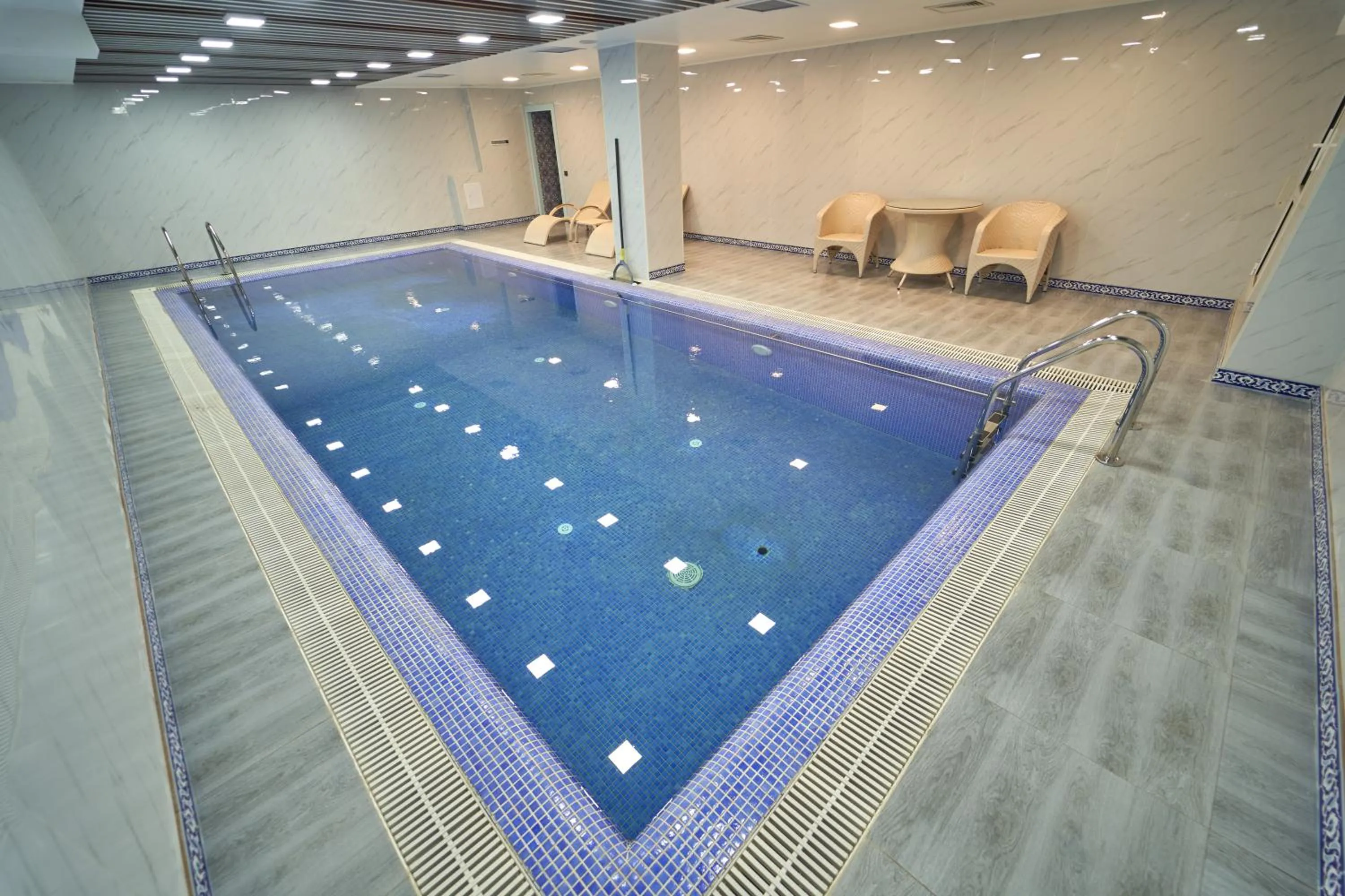 Swimming pool in Asli Makon Hotel