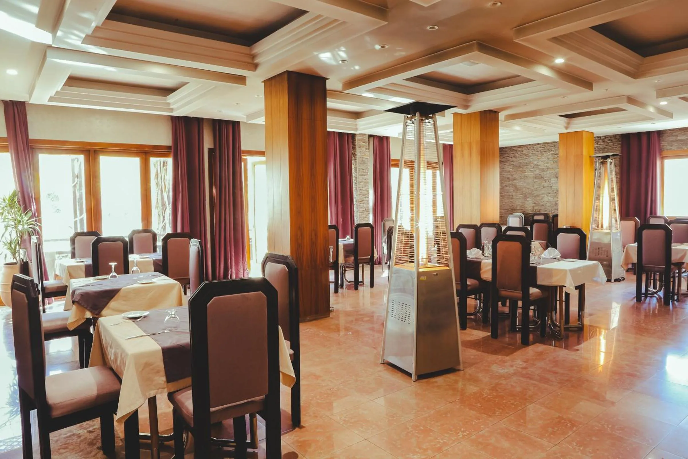 Restaurant/places to eat in Hotel Perce Neige