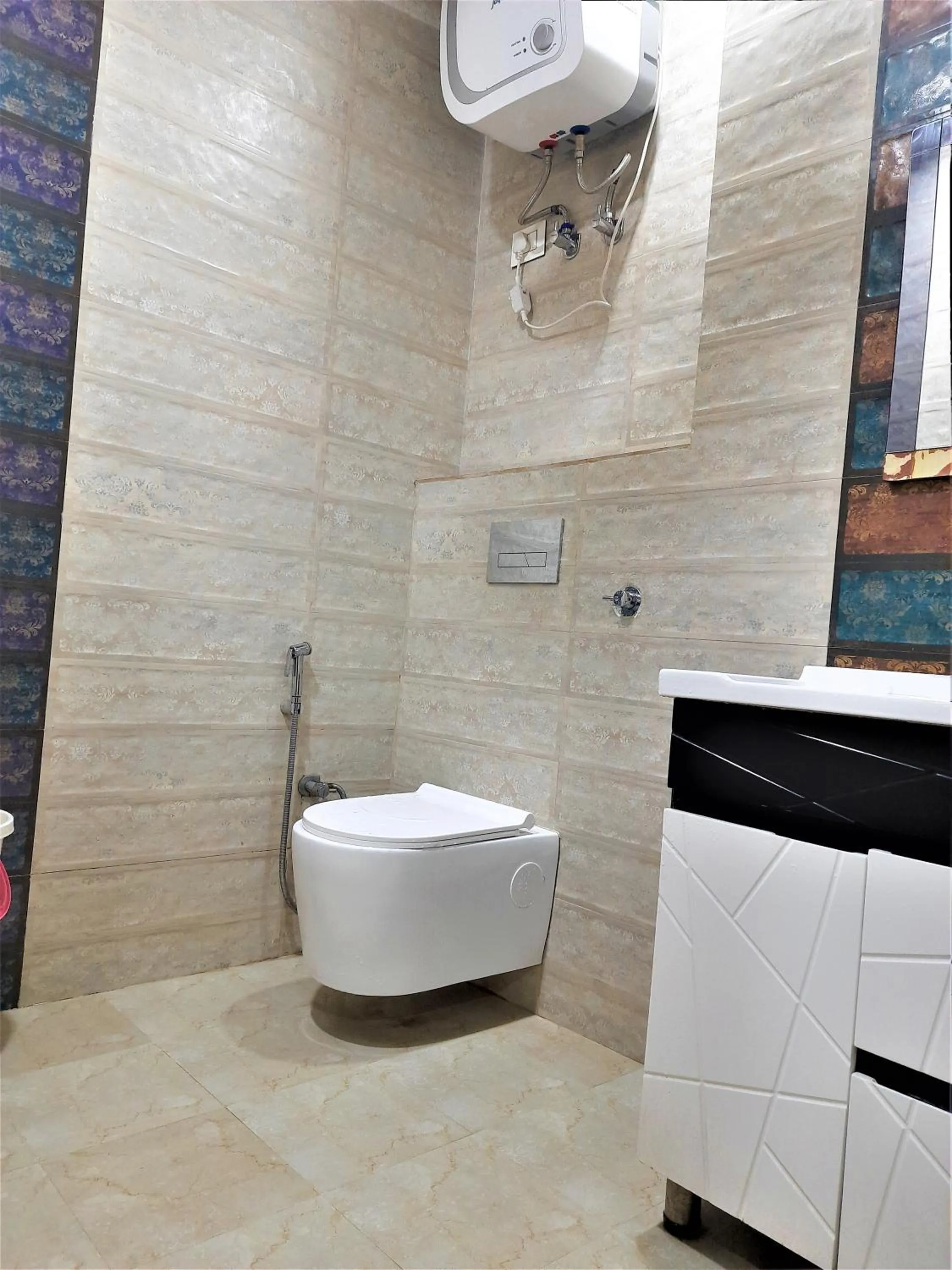 Bathroom in Hotel Le Heritage , Nizamudin Railway Station