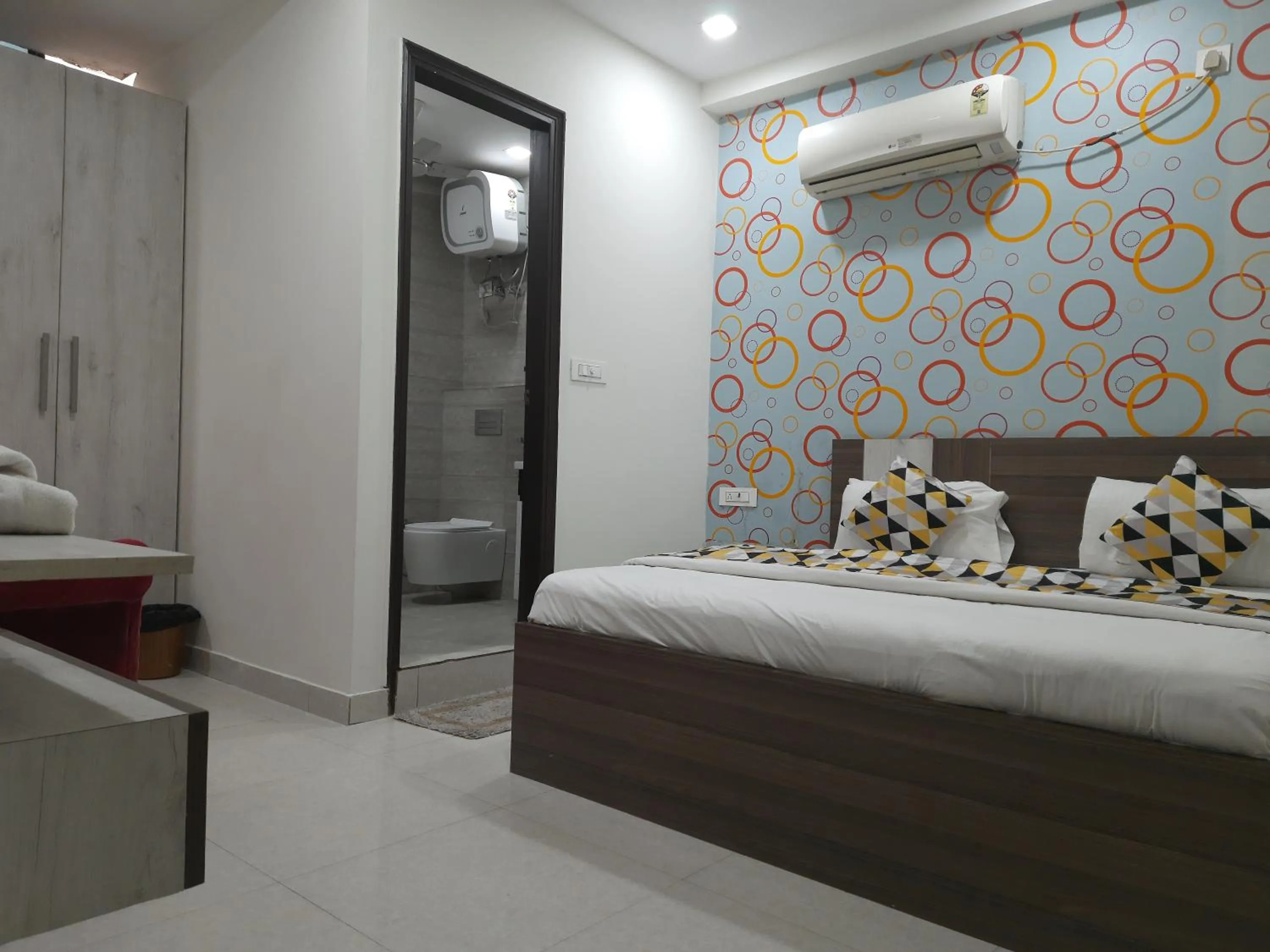 Bed in Hotel Le Heritage , Nizamudin Railway Station