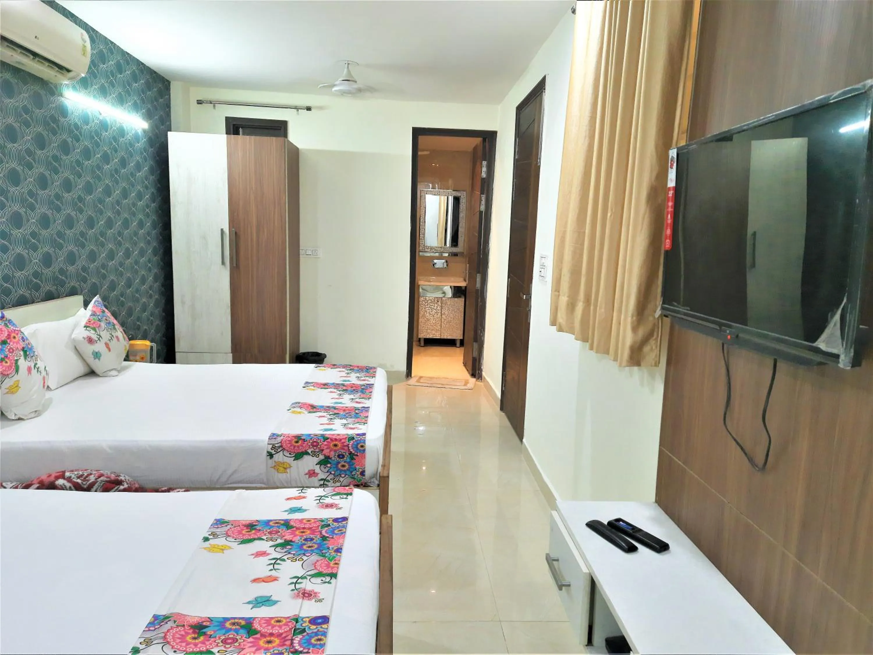 TV and multimedia, Bed in Hotel Le Heritage , Nizamudin Railway Station