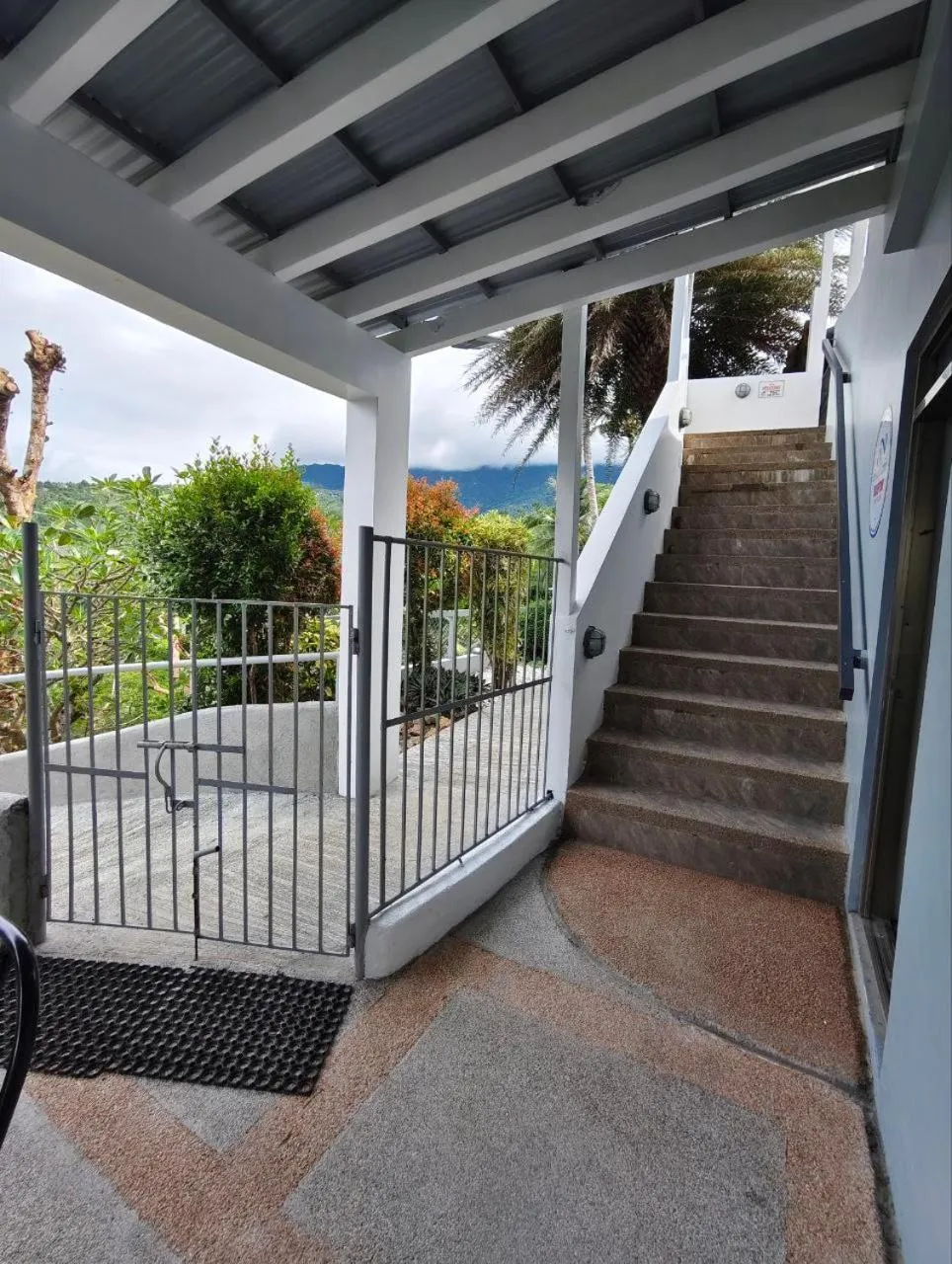 Facade/entrance in AV Suites