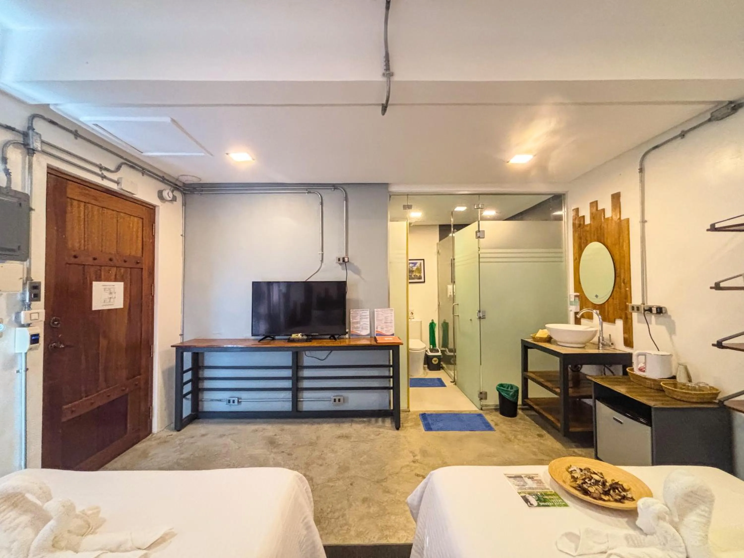 Bathroom, Bed in AV Suites