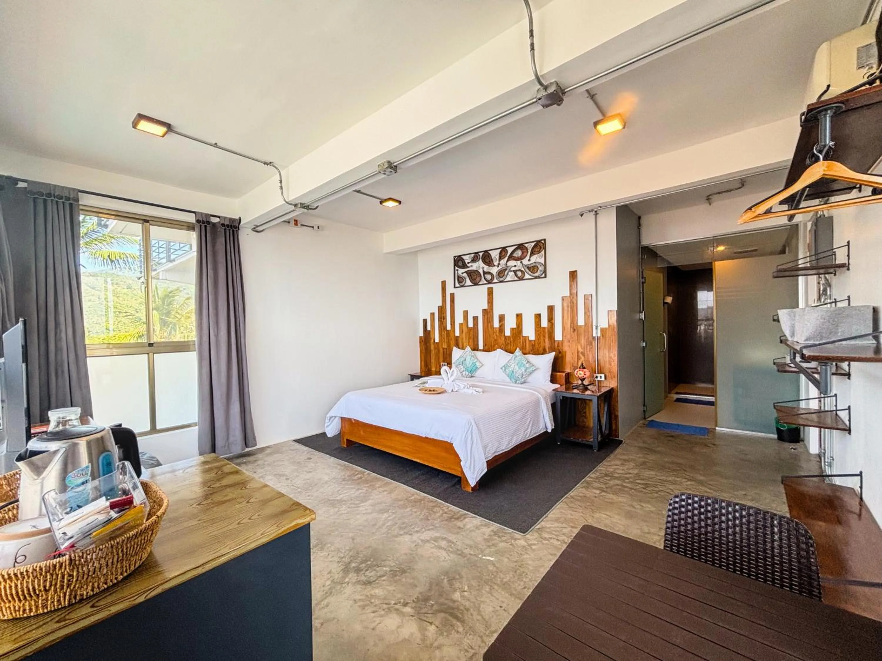 Shower, Bed in AV Suites