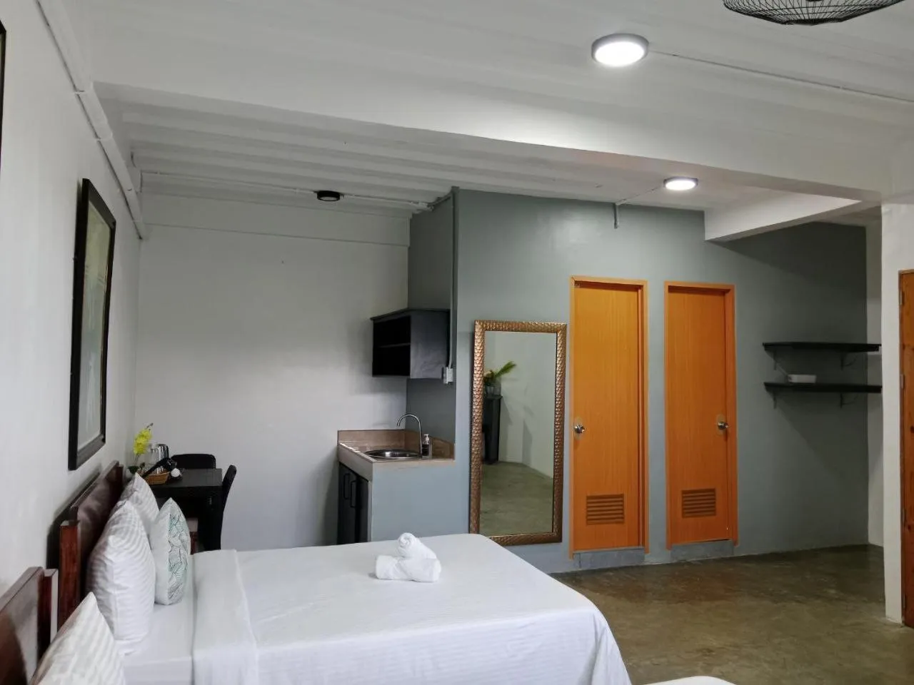 Shower, Bed in AV Suites