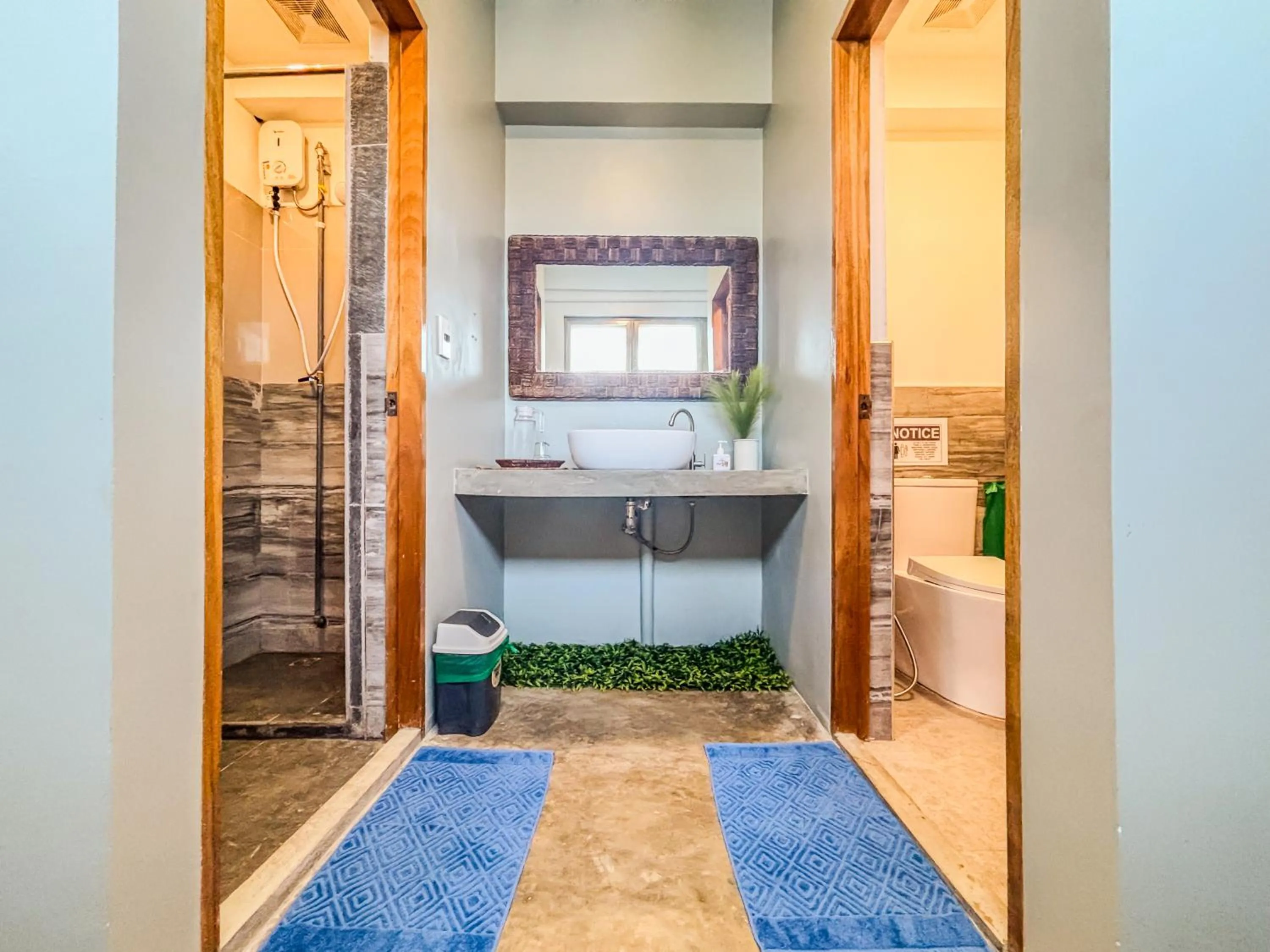 Shower, Bed in AV Suites