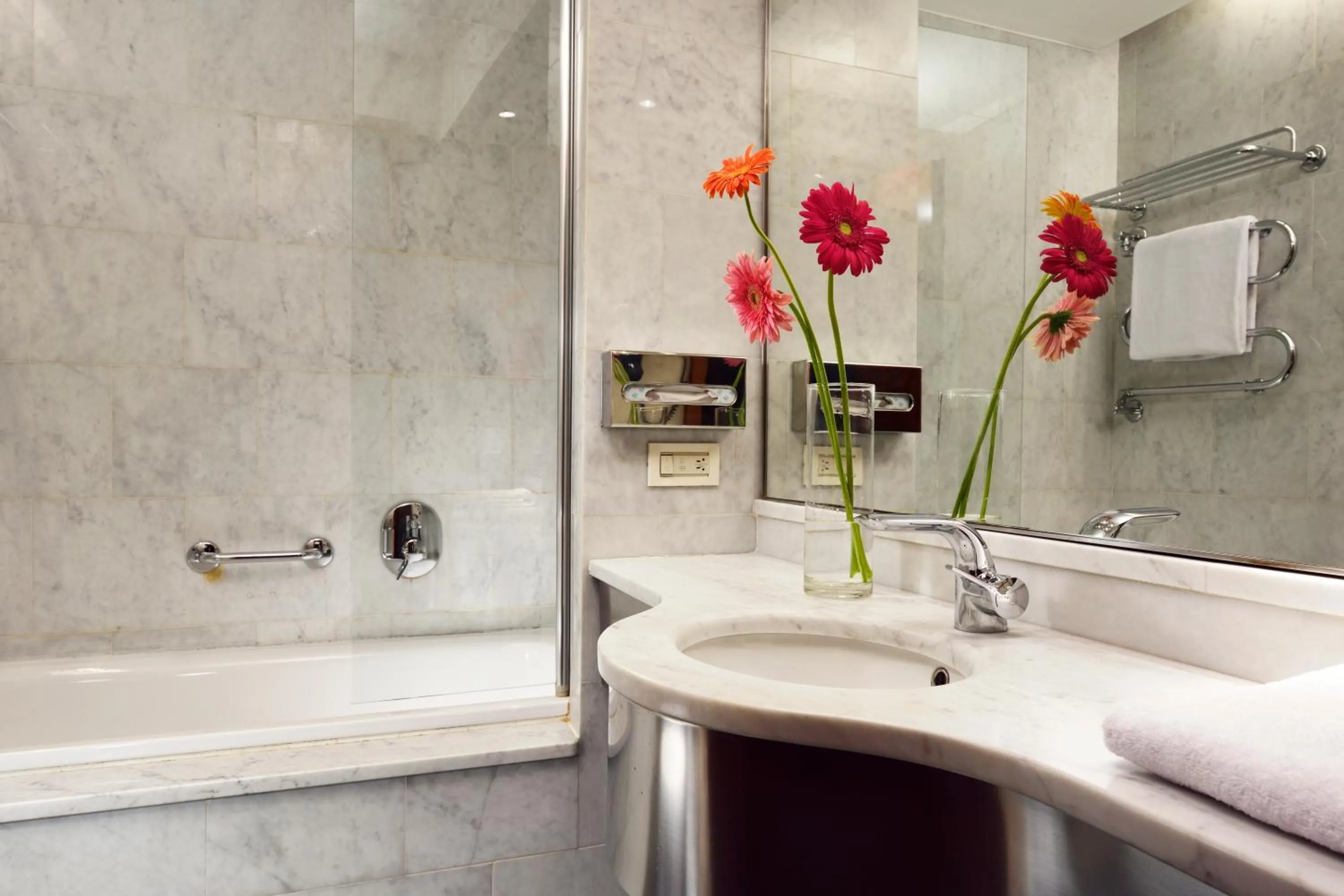 Bathroom in UNA Hotels Mediterraneo Milano