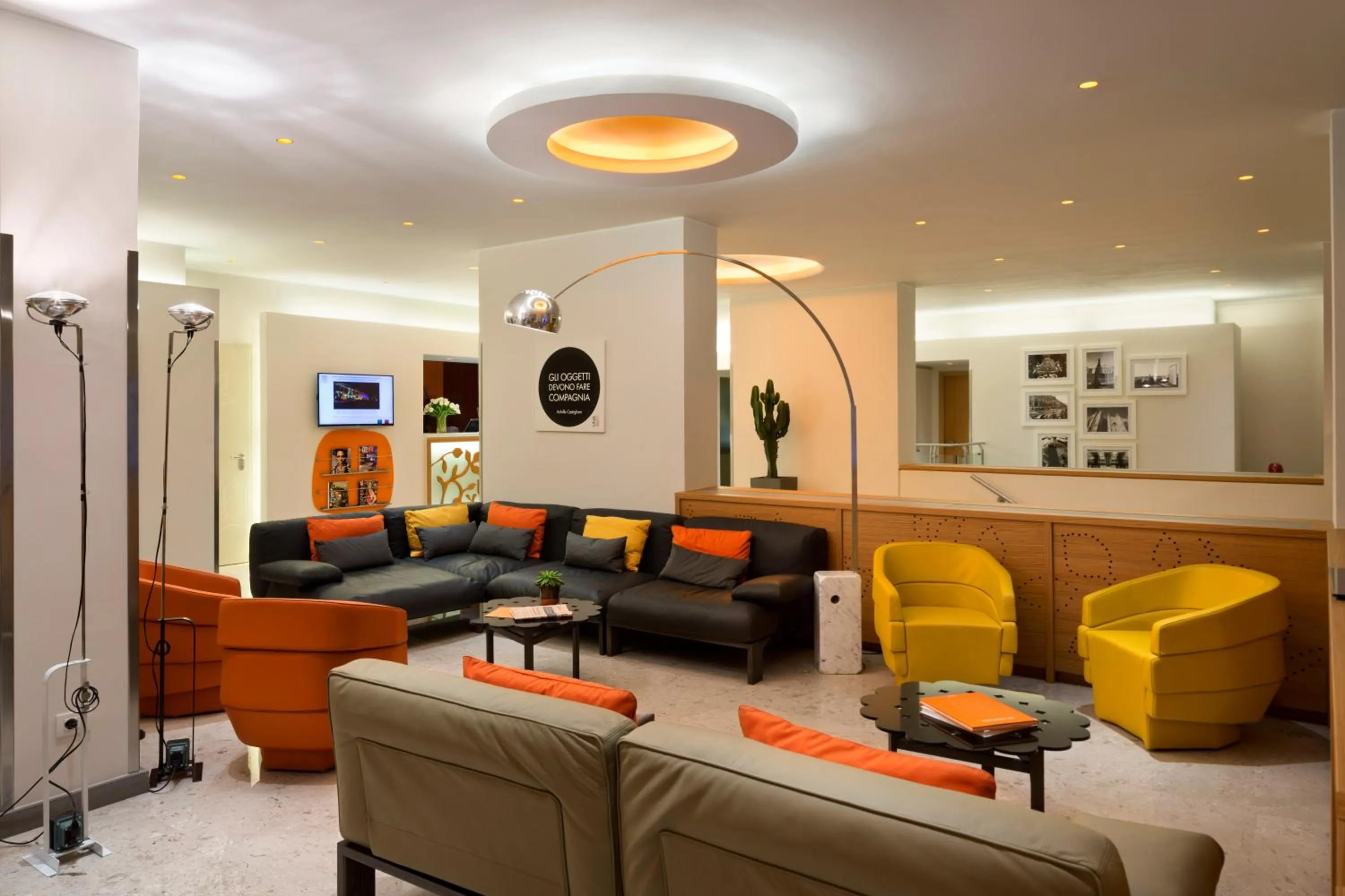 Lounge or bar in UNA Hotels Mediterraneo Milano