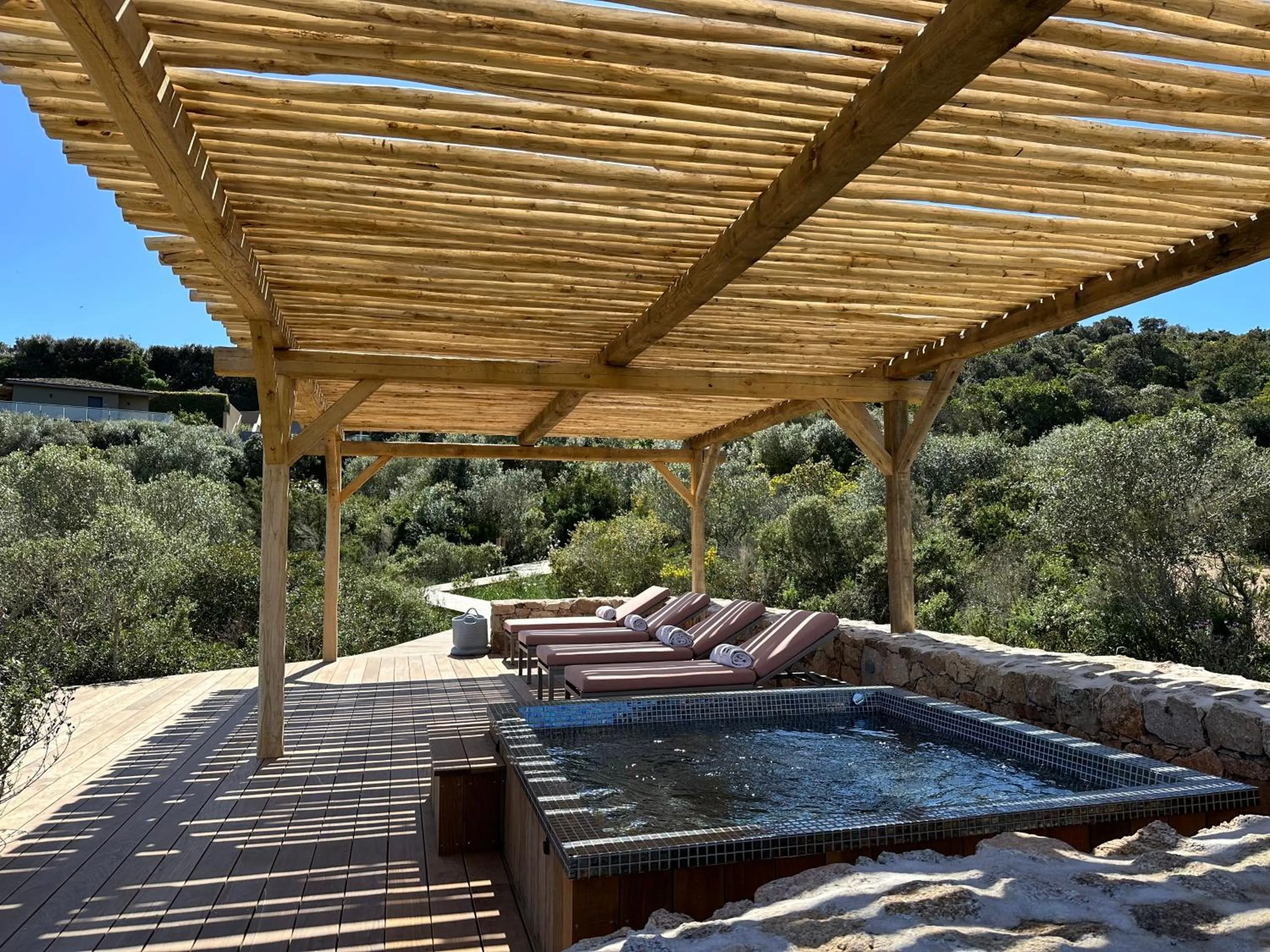 Hot Tub in Hôtel Version Maquis Santa Manza