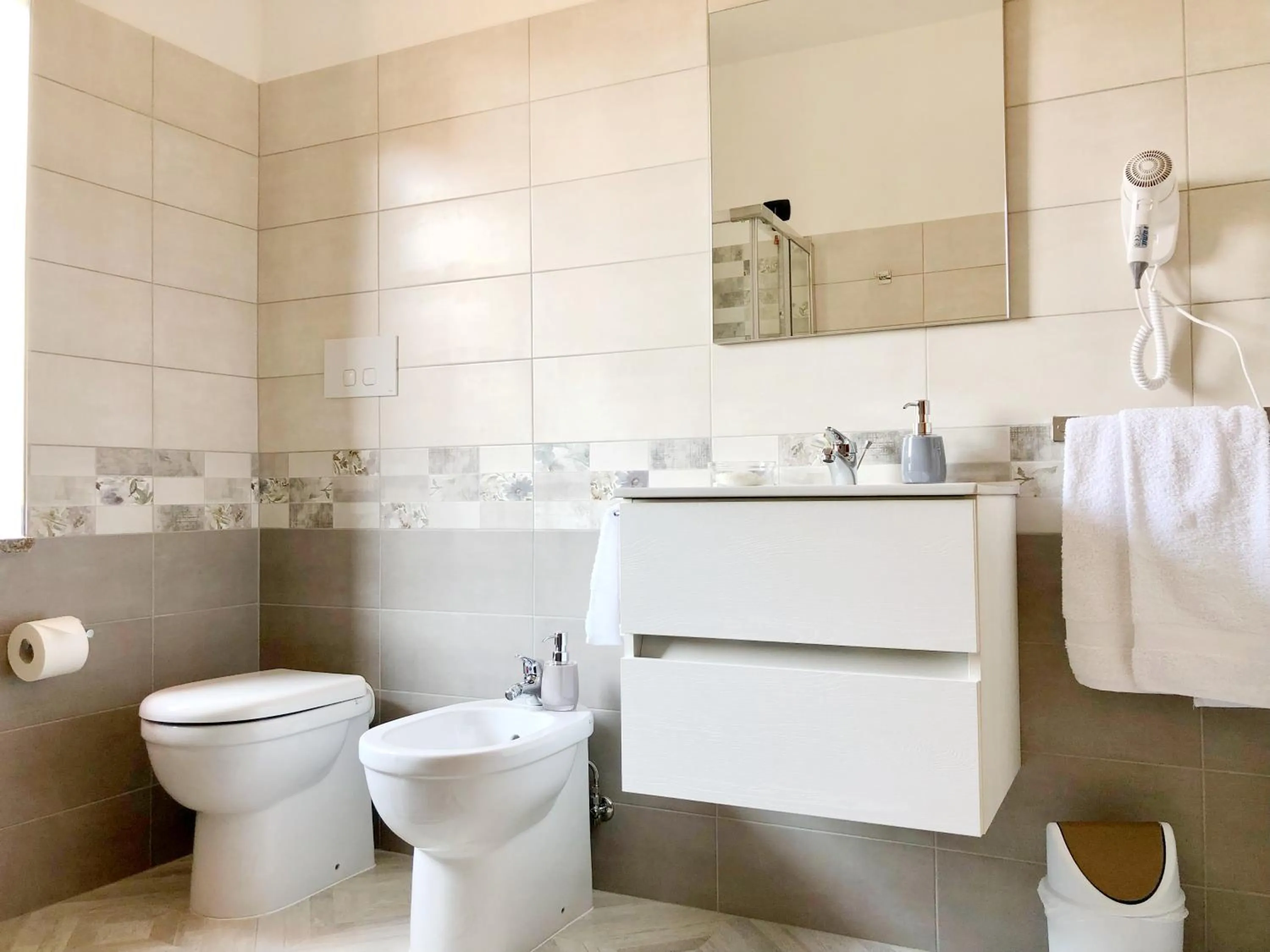 Toilet in Hangar Inn