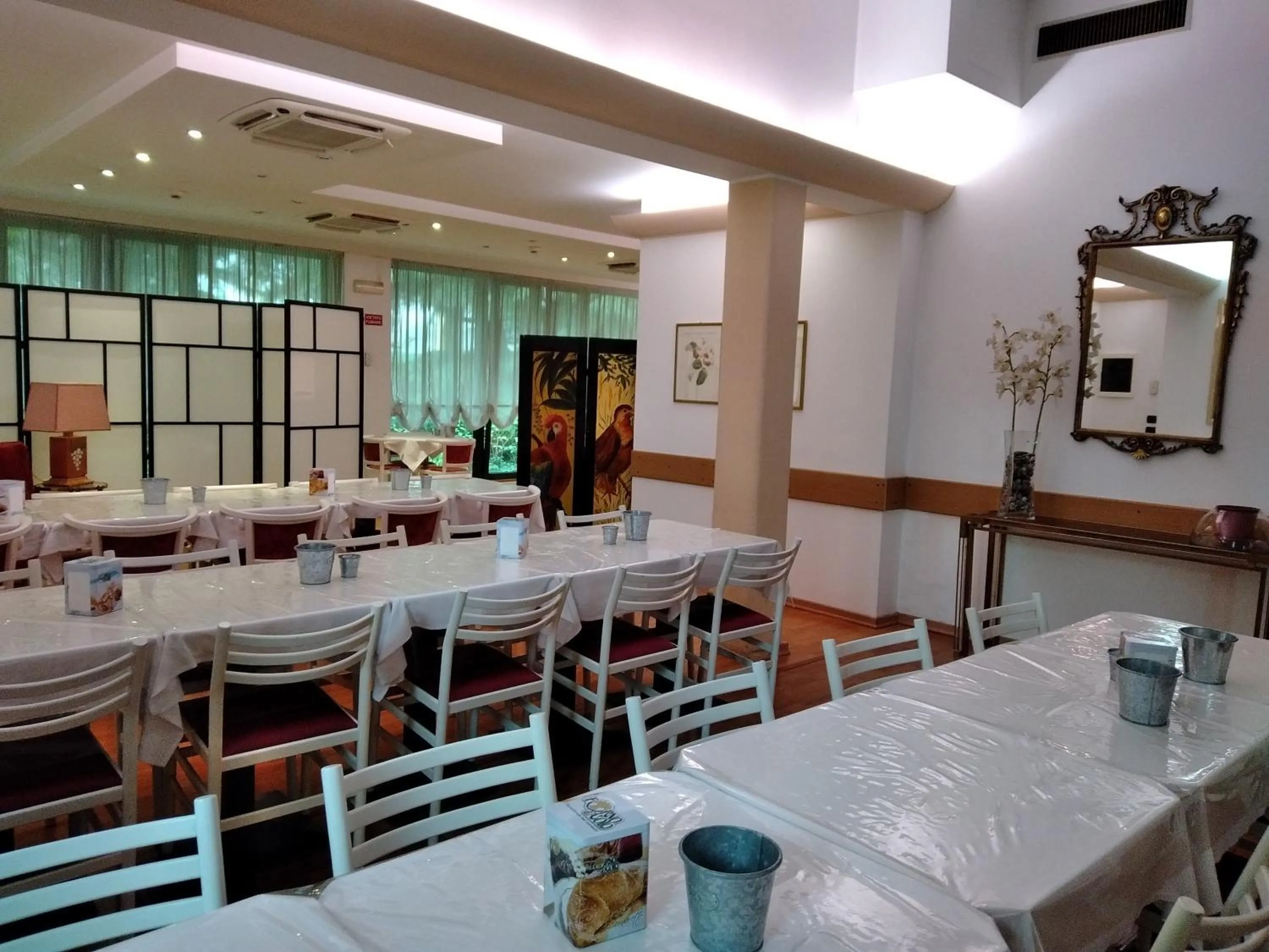 Restaurant/places to eat in Polo Hotel