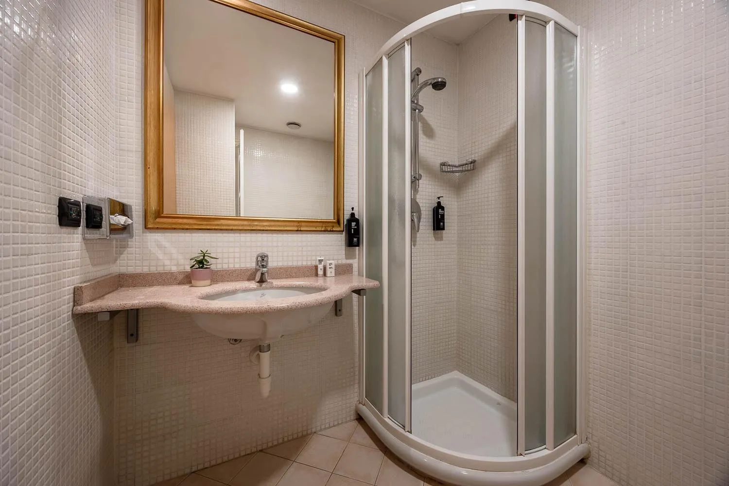 Bathroom in iH Hotels Milano St. John