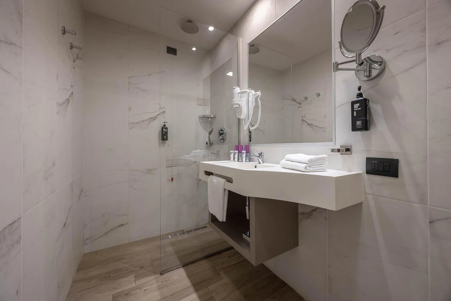 Shower in iH Hotels Milano St. John