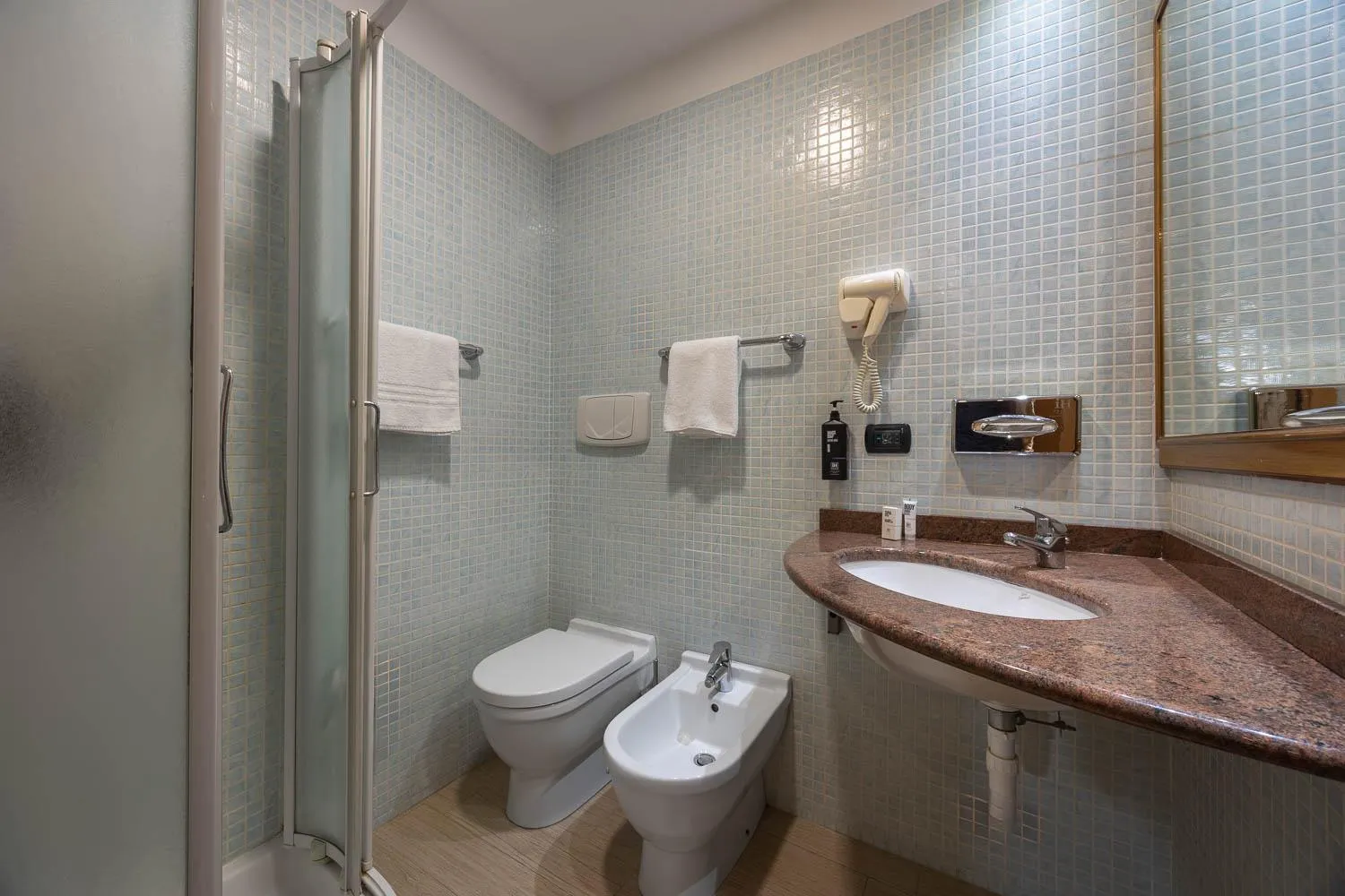 Shower in iH Hotels Milano St. John