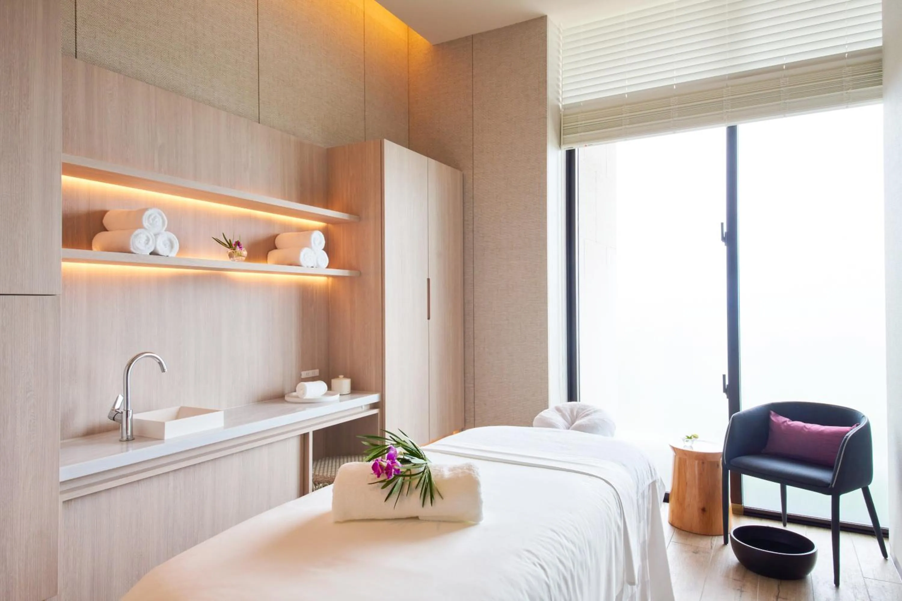 Spa and wellness centre/facilities, Bed in Okinawa Prince Hotel Ocean View Ginowan