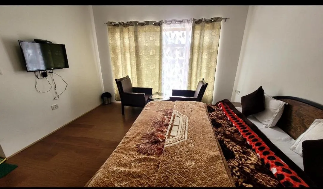 Communal lounge/ TV room in Hotel Malik Residency