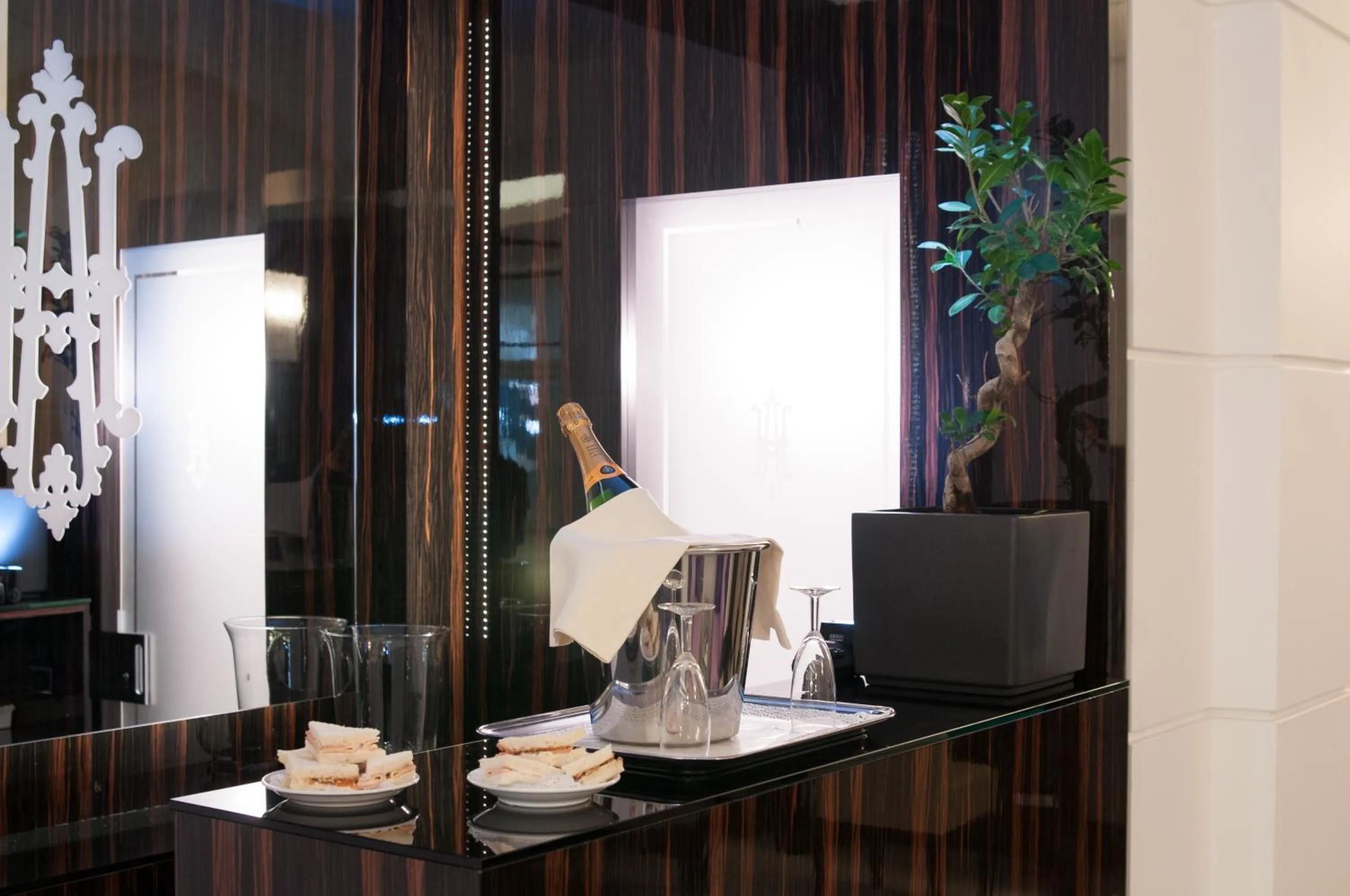 Lounge or bar, TV/Entertainment Center in Hotel Alexandra