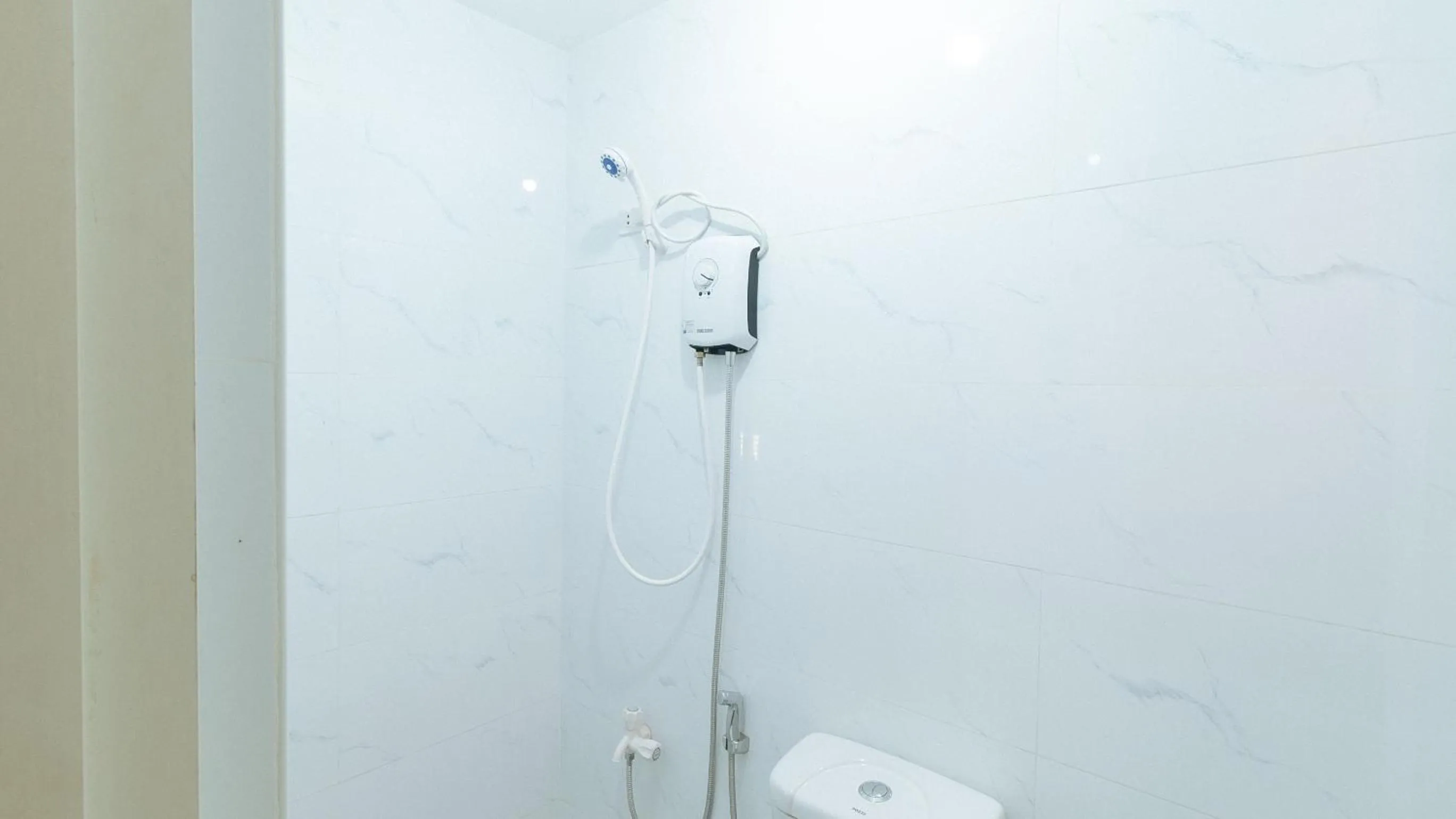 Shower in RedDoorz Sonia Unidos Magroves Garden Resort RedPartner